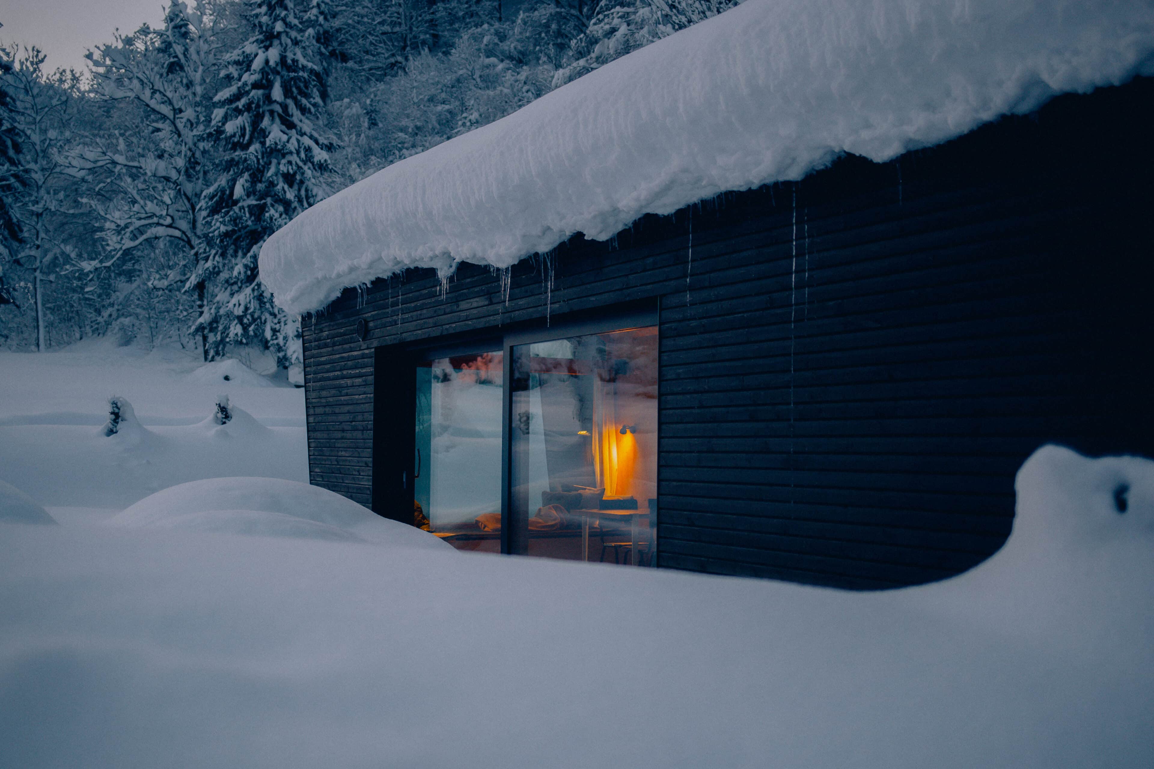 meterhoher Schnee vor dem Tiny House
