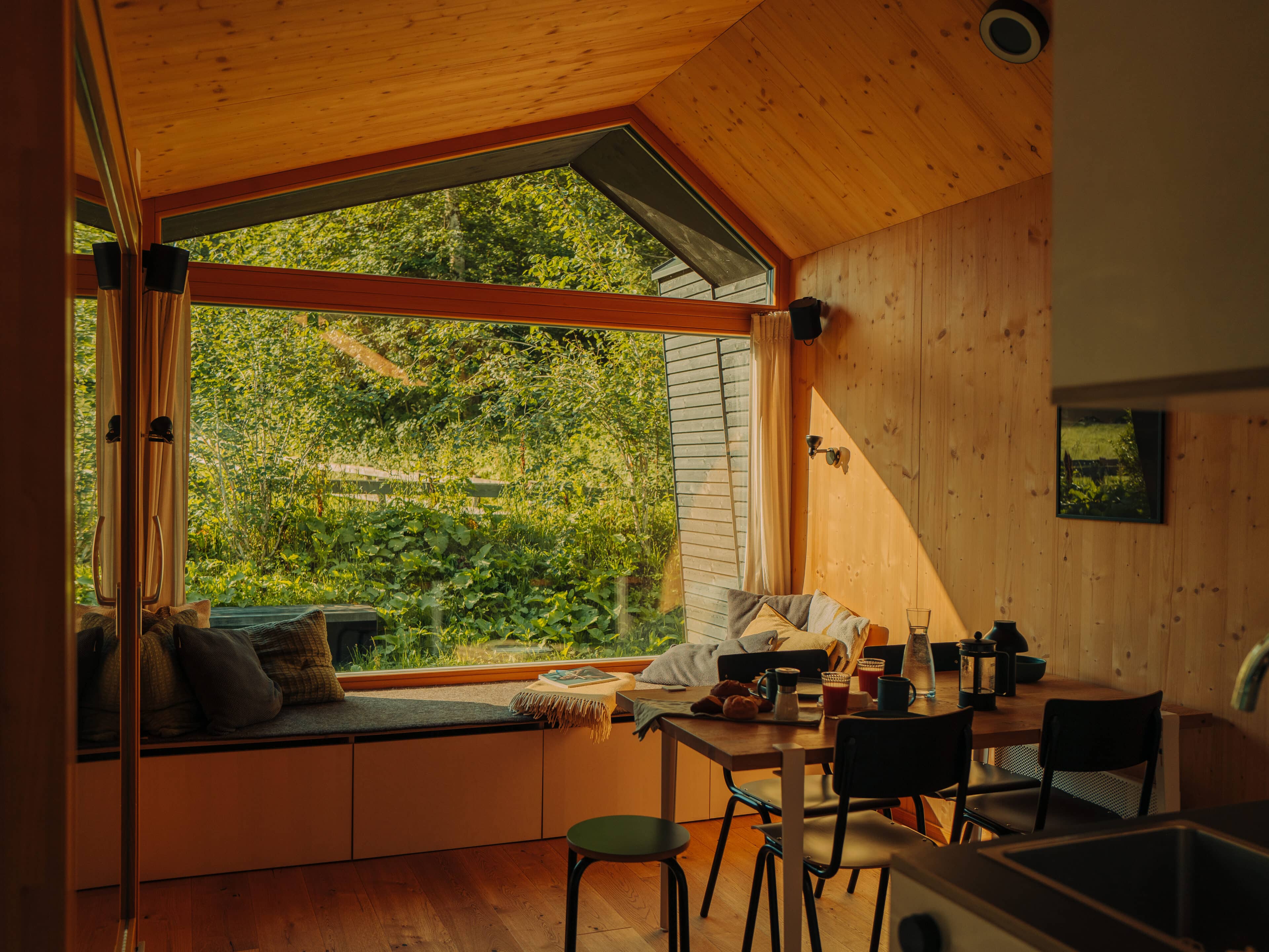 Wohnraum im tiny House mit großem Panoramafenster