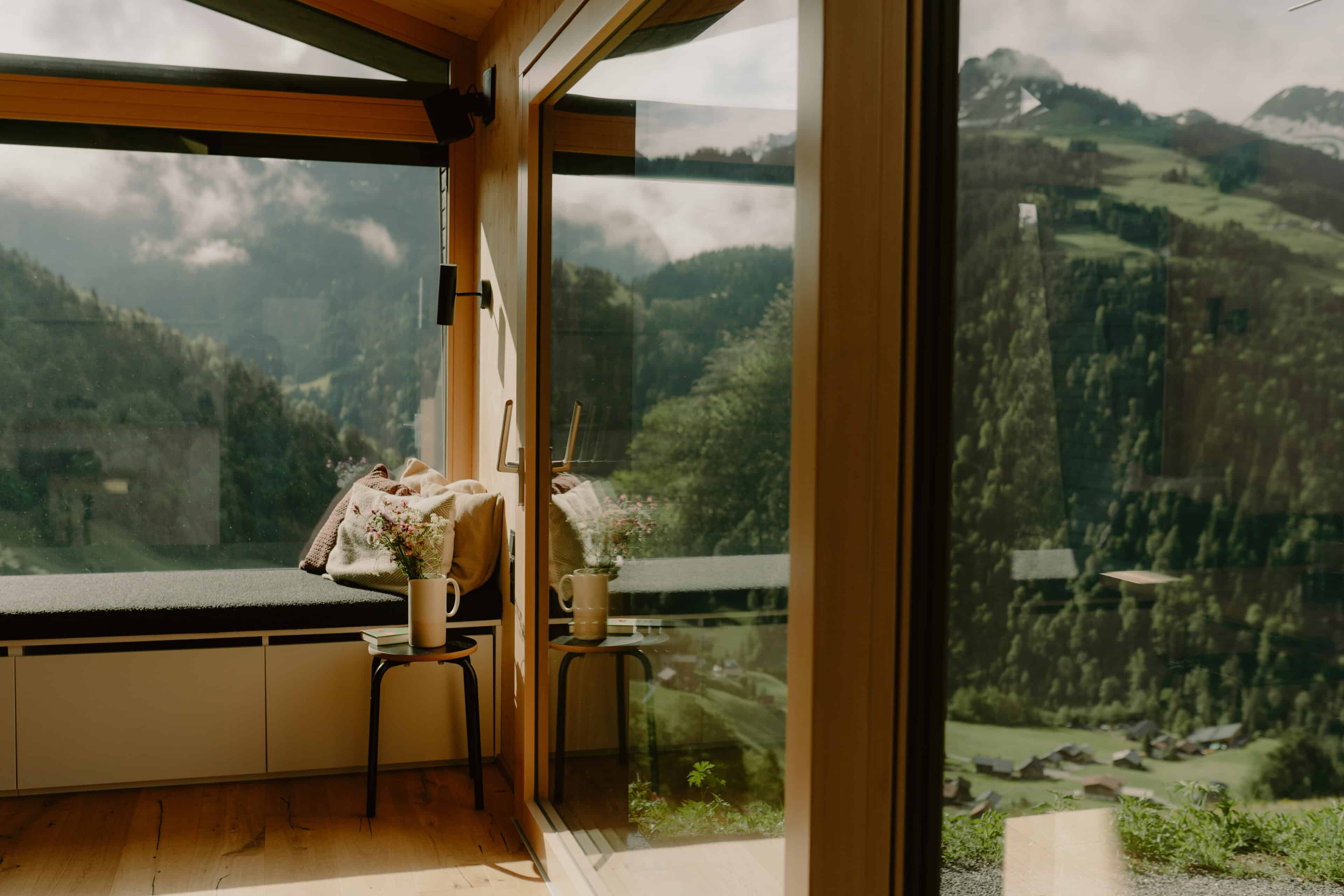 Fensterfront mit Blick auf die Natur