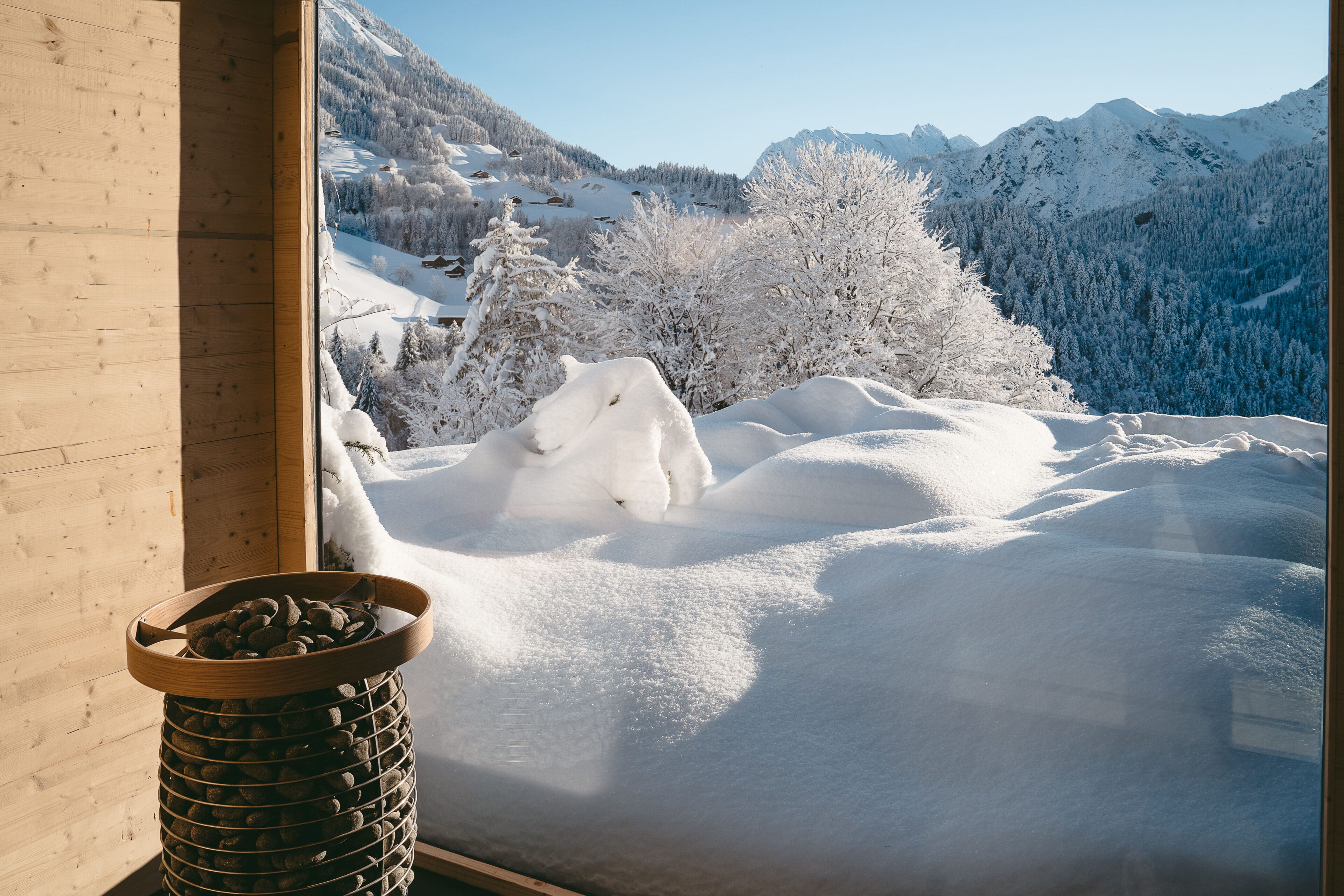 Blick aus dem Fenster auf schneebedeckte Natur