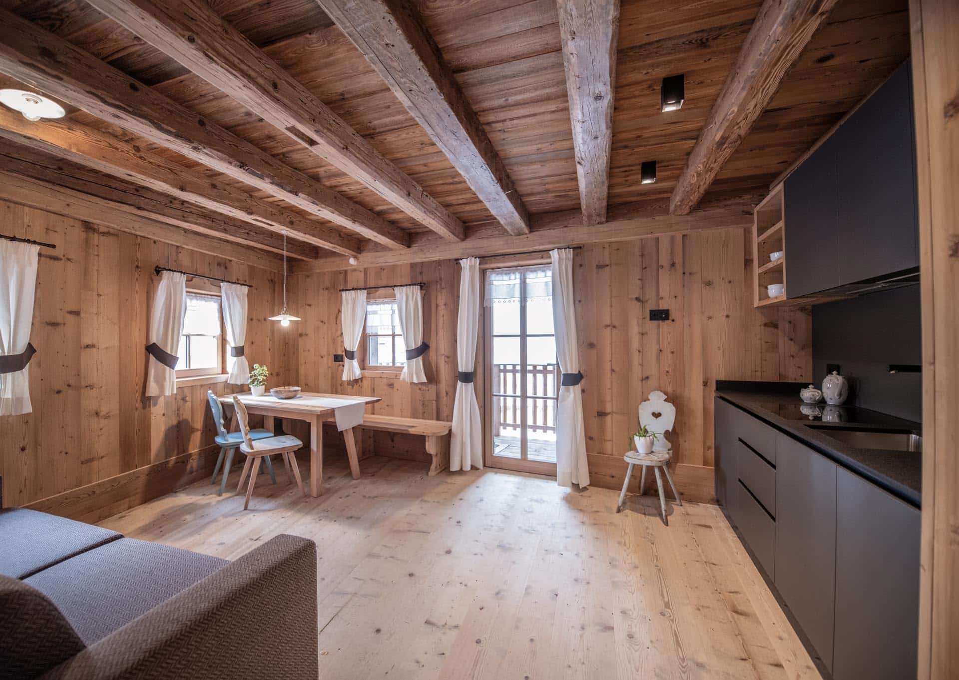 holzvertäfelte Wohnstube mit Esstisch