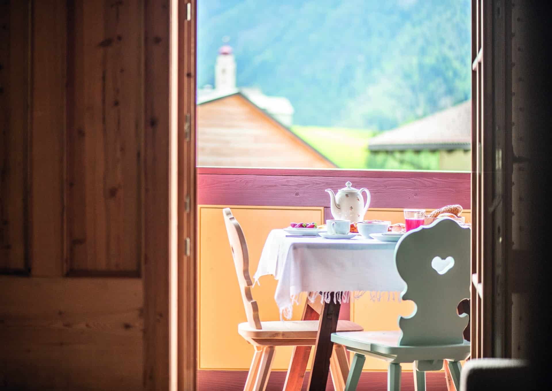 Balkonplatz mit Esstisch in der Ciasa Somür