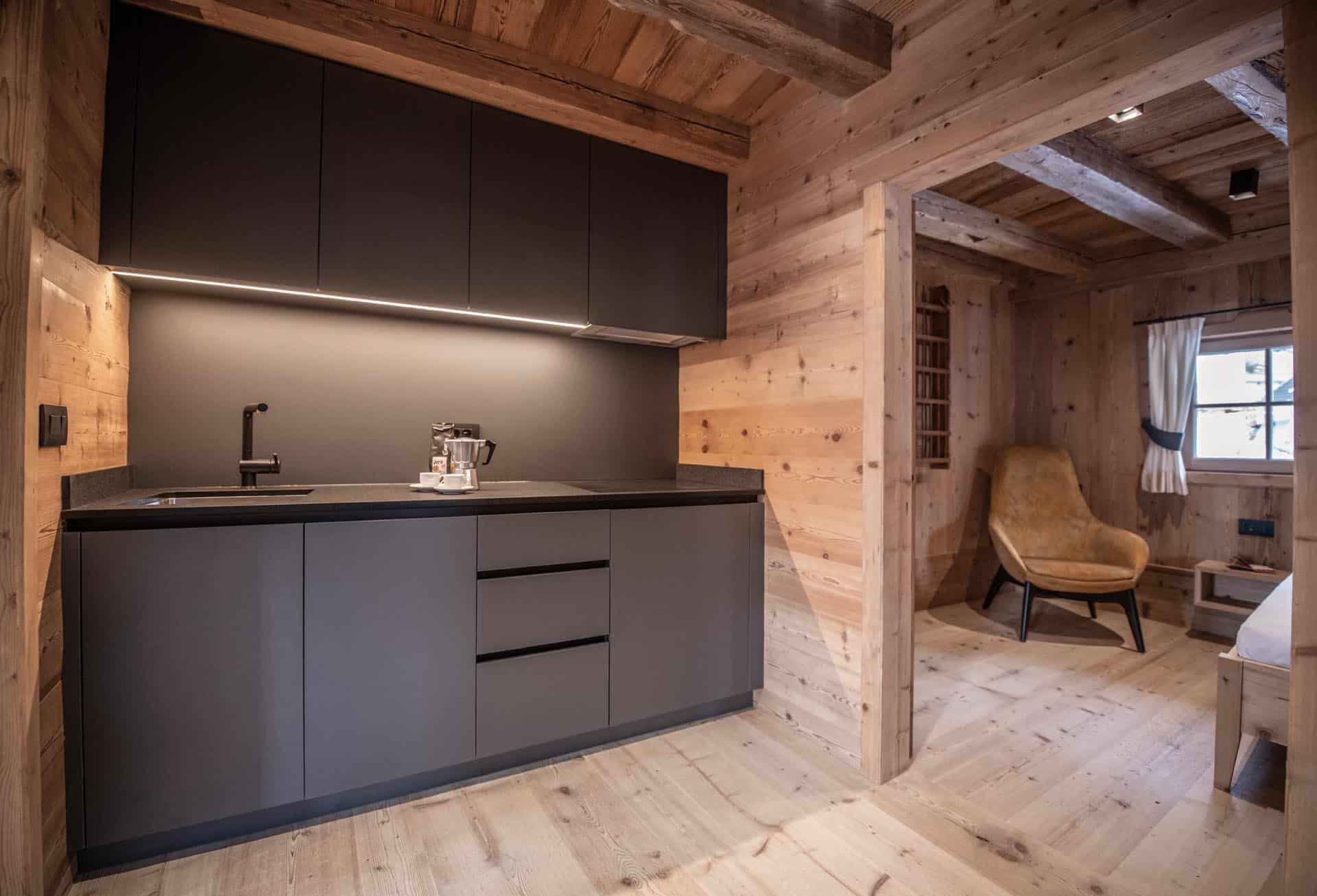 moderne Küche in holzvertäfelter Umgebung