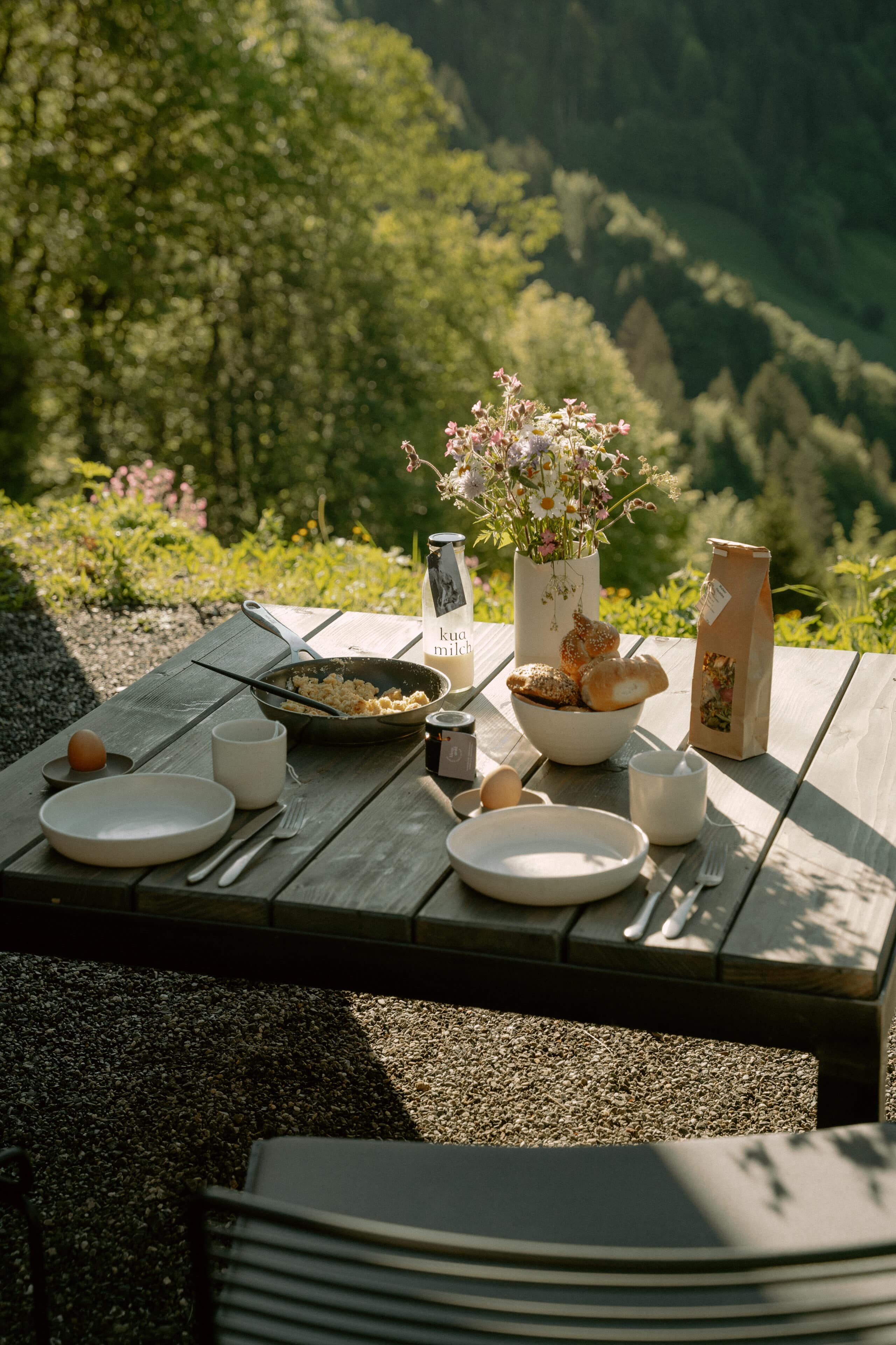 gedeckter Frühstückstisch vor Naturkulisse