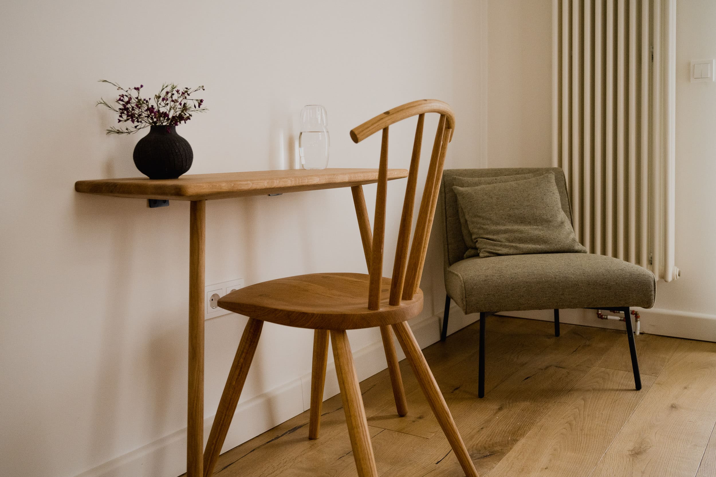 Schreibtisch mit Vase und Sessel, Hotel Das Edith