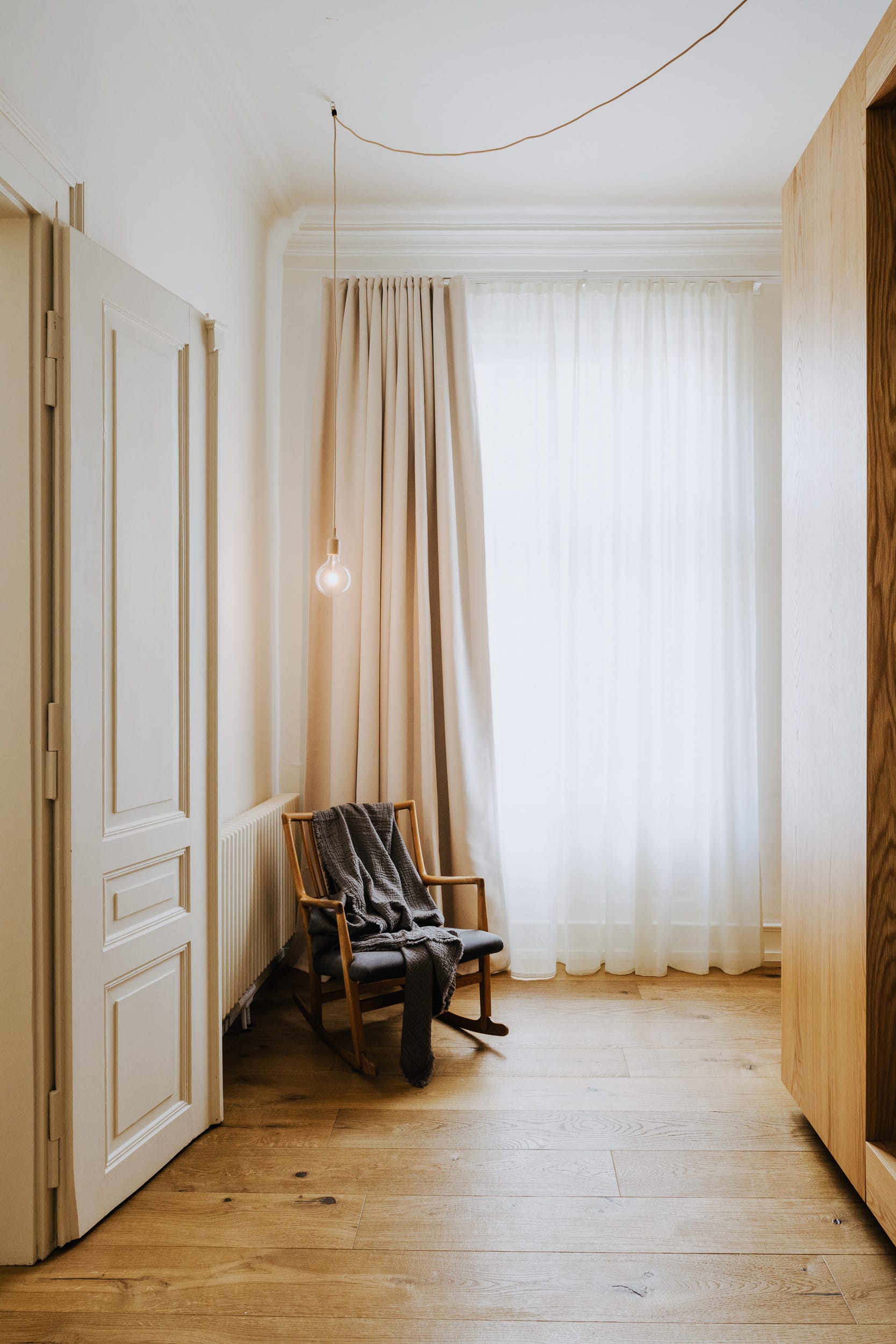 Sessel in Zimmer mit hohen Decken im Hotel Das Edith