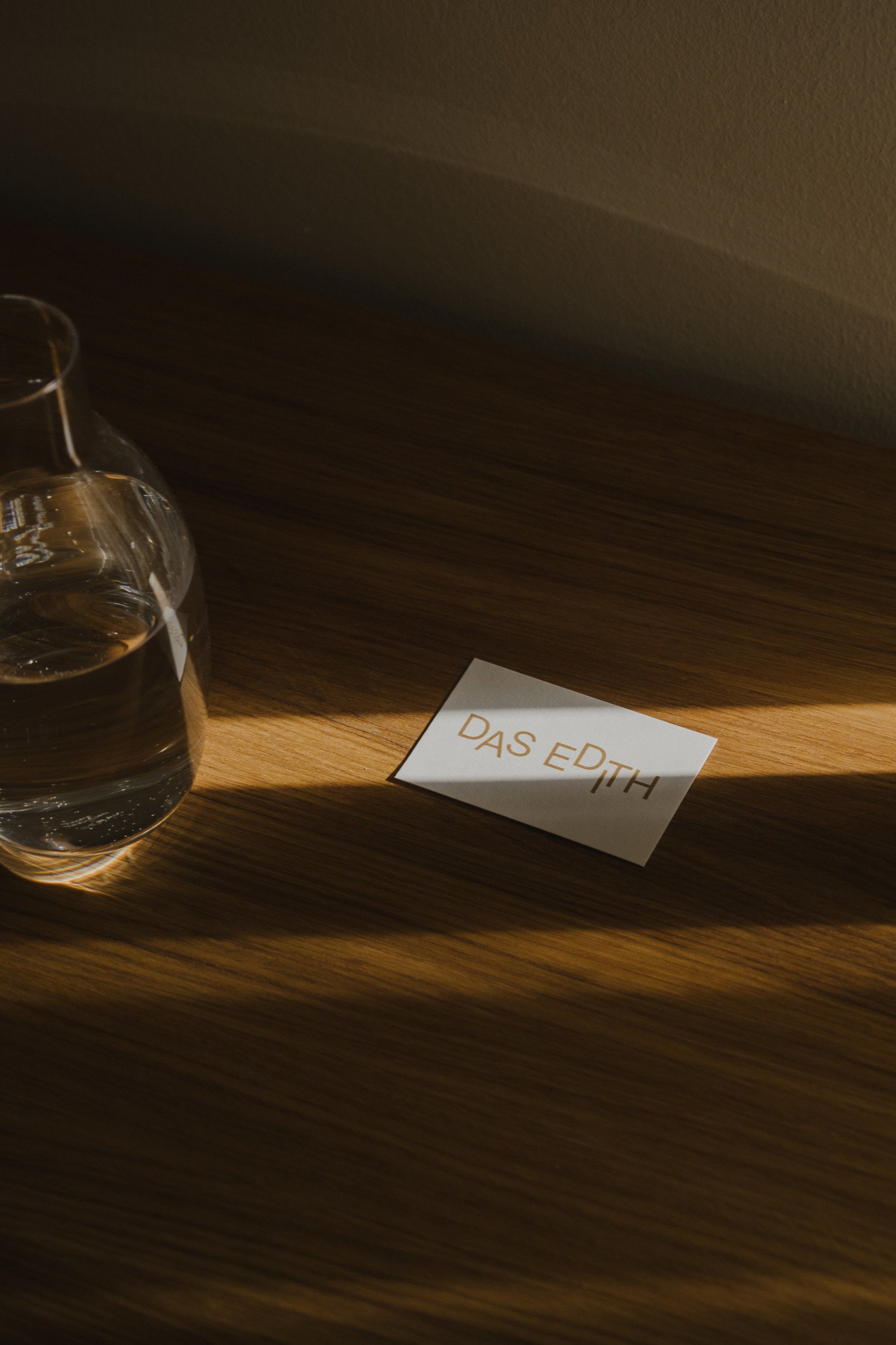 Visitenkarte und Wasserkaraffe