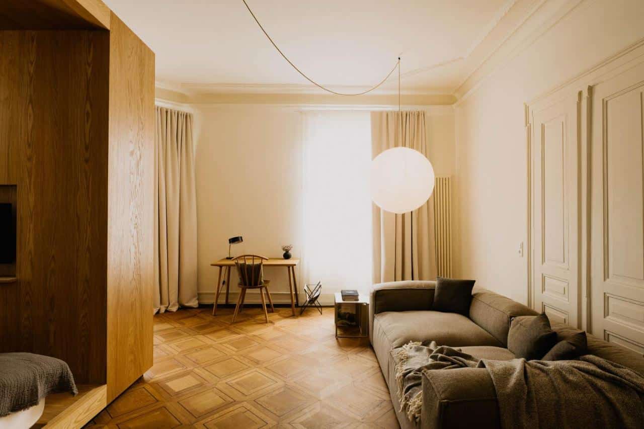 Sofa und Schreibtisch im Doppelzimmer des BnB Das Edith