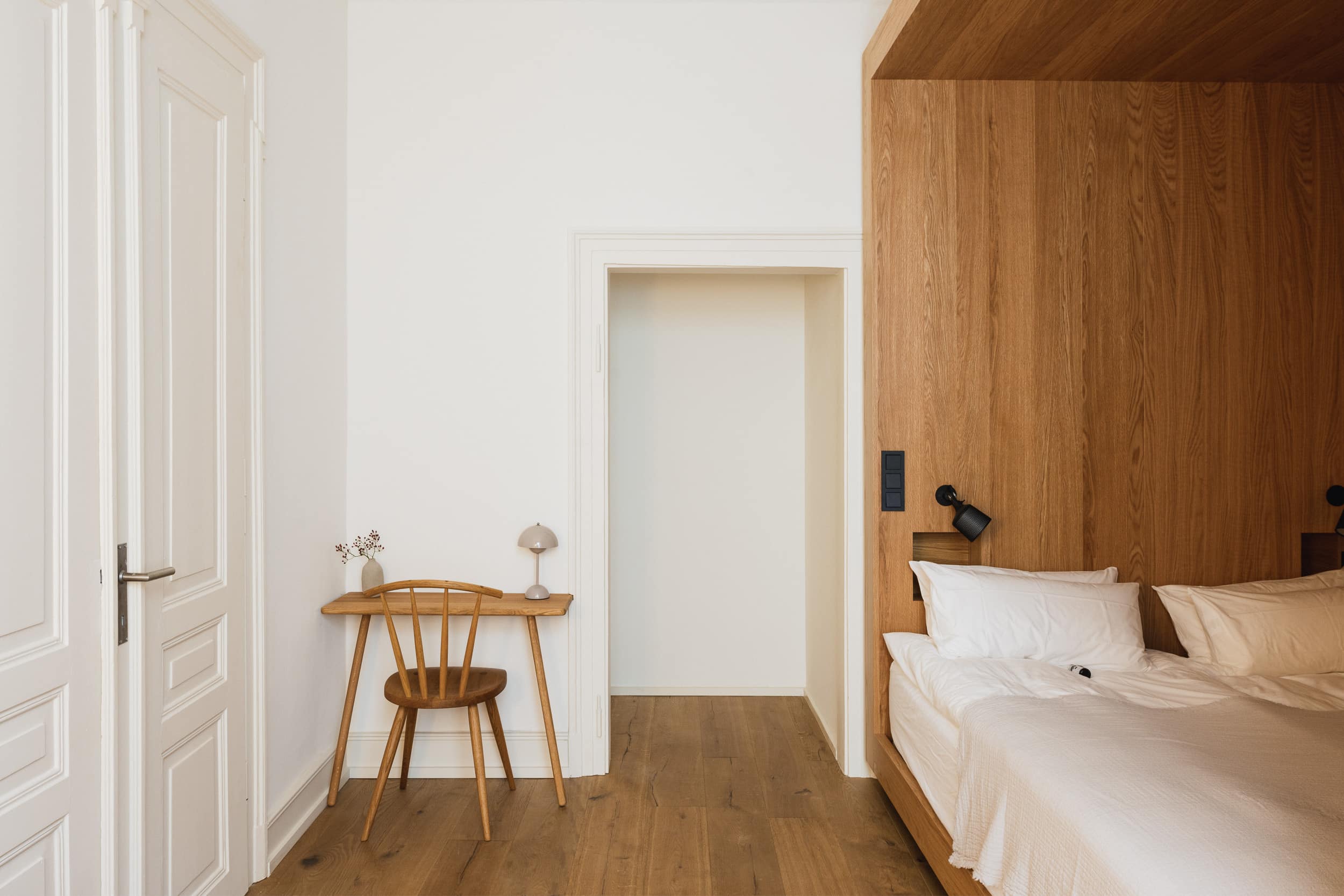 Schreibtisch und Holzschlafkubus im BnB Das Edith