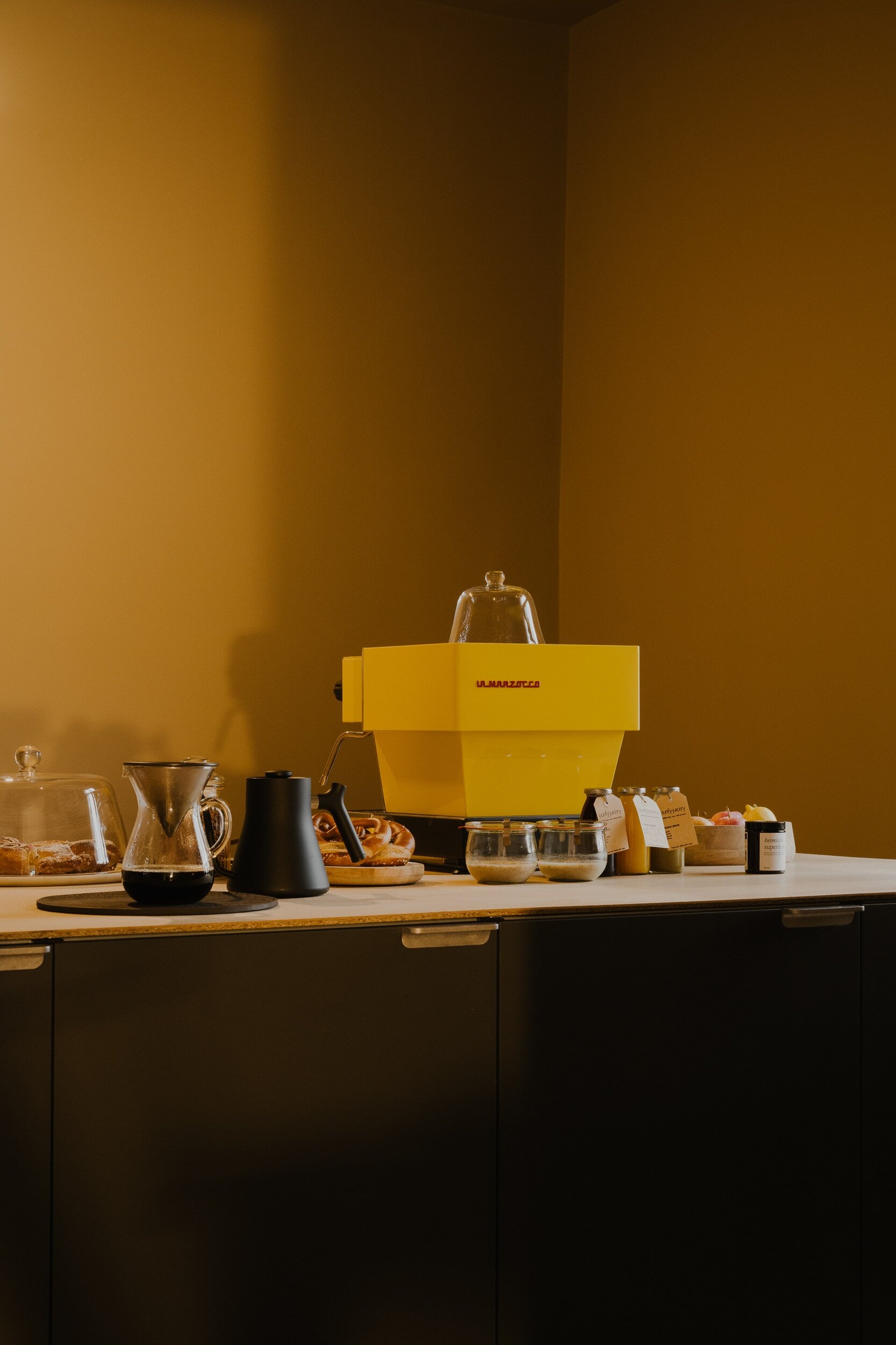 Kaffeestation mit gelber Kaffeemaschine im BnB Das Edith