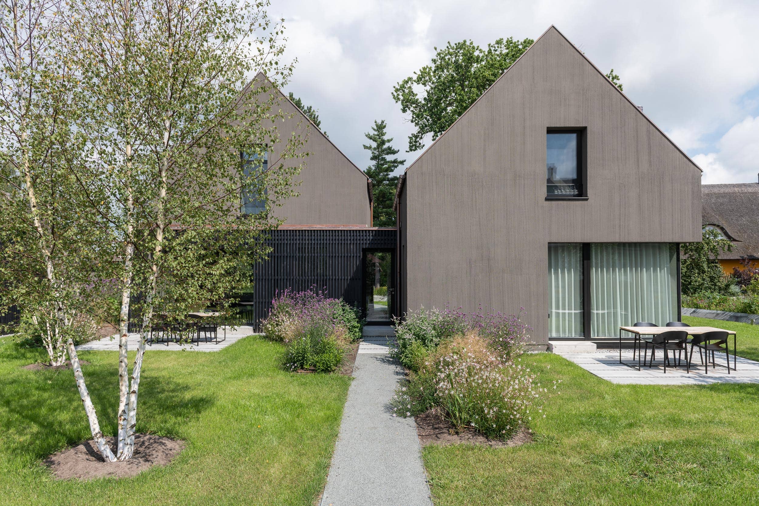 Moderne Hausfronten mit Garten davor