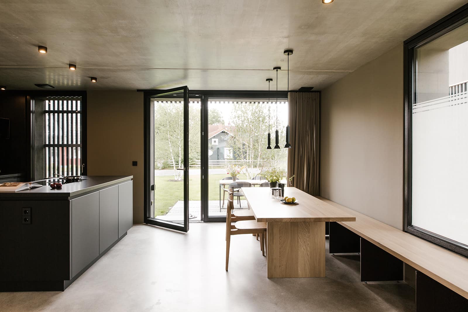 offene Tür aus der Küche zum Garten