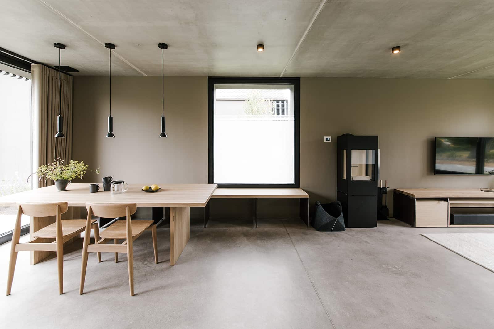 Küche mit Esstisch und Kamin