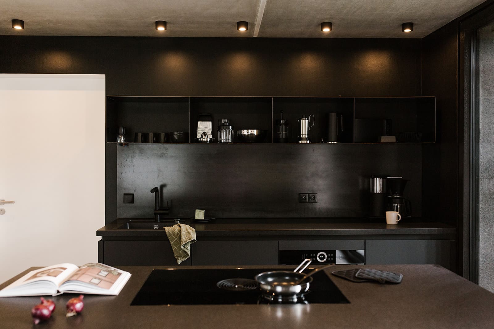 Küchenzeile in schwarz