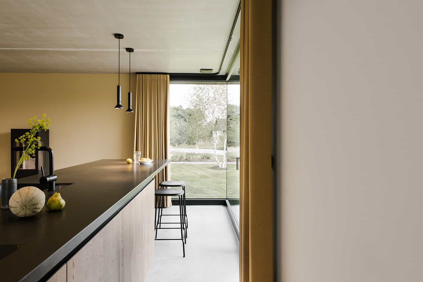 große Küchenplatte und Blick in den Garten