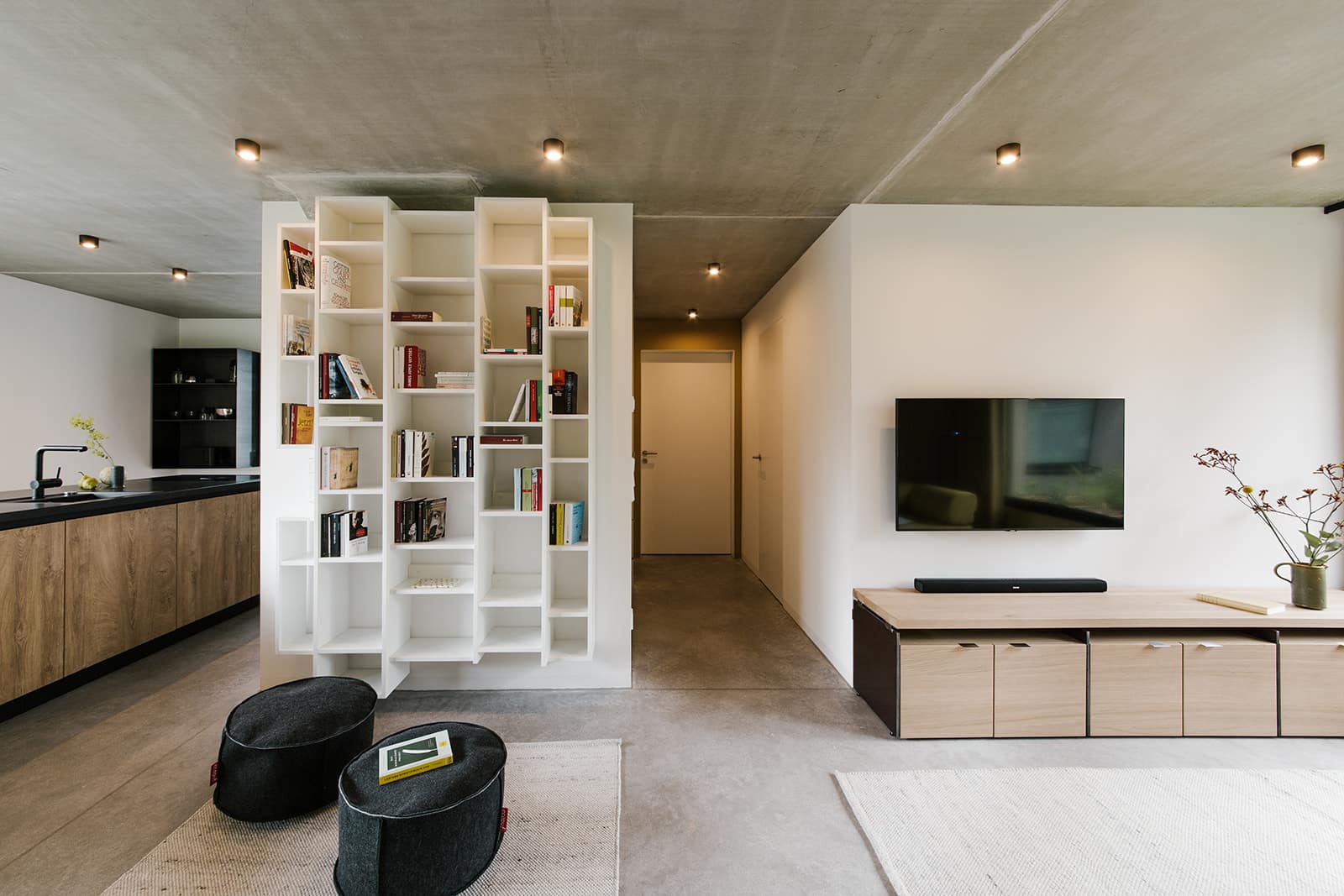 Wohnraum mit Regale, Kommode und Sitzpoufs