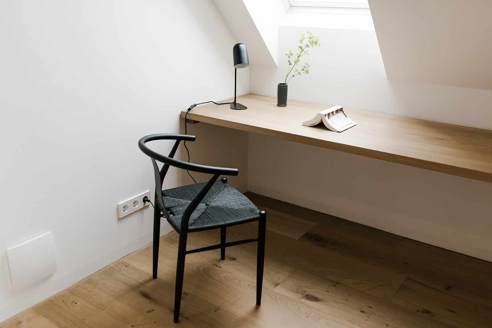 Schreibtisch mit Stuhl
