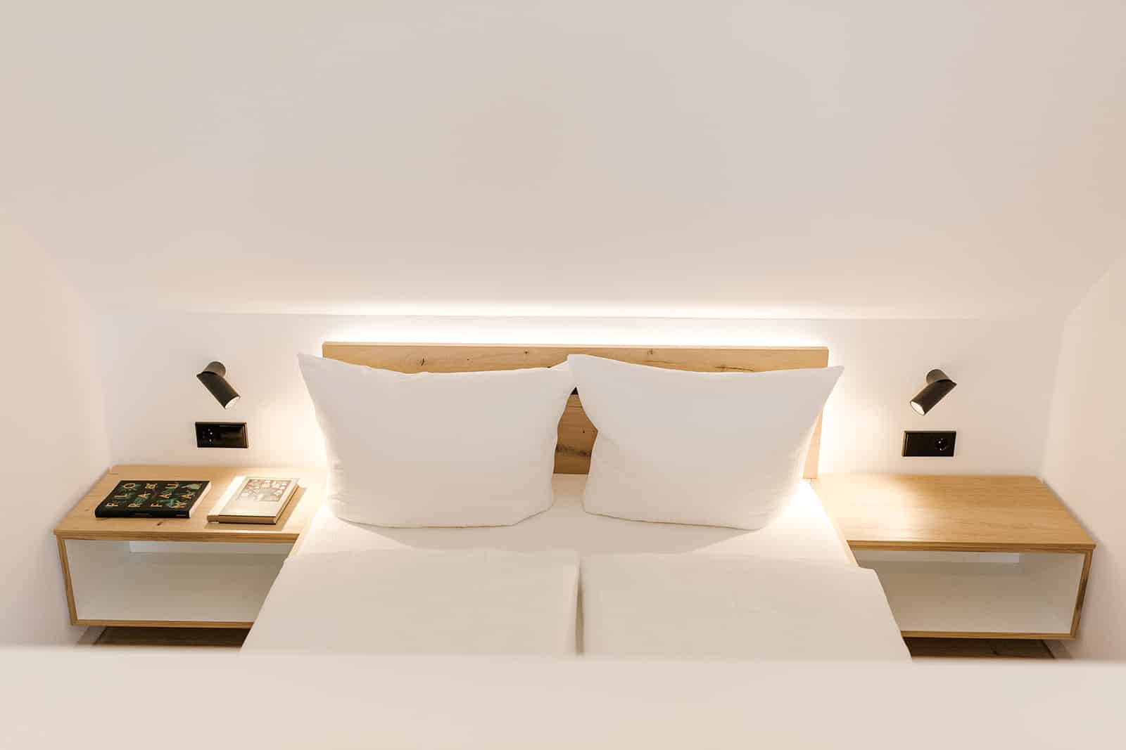 Doppelbett beleuchtet