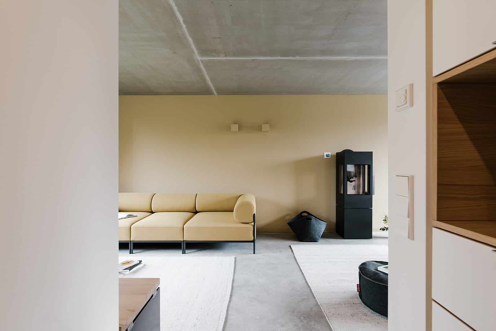 Wohnraum mit Sofa und Kamin