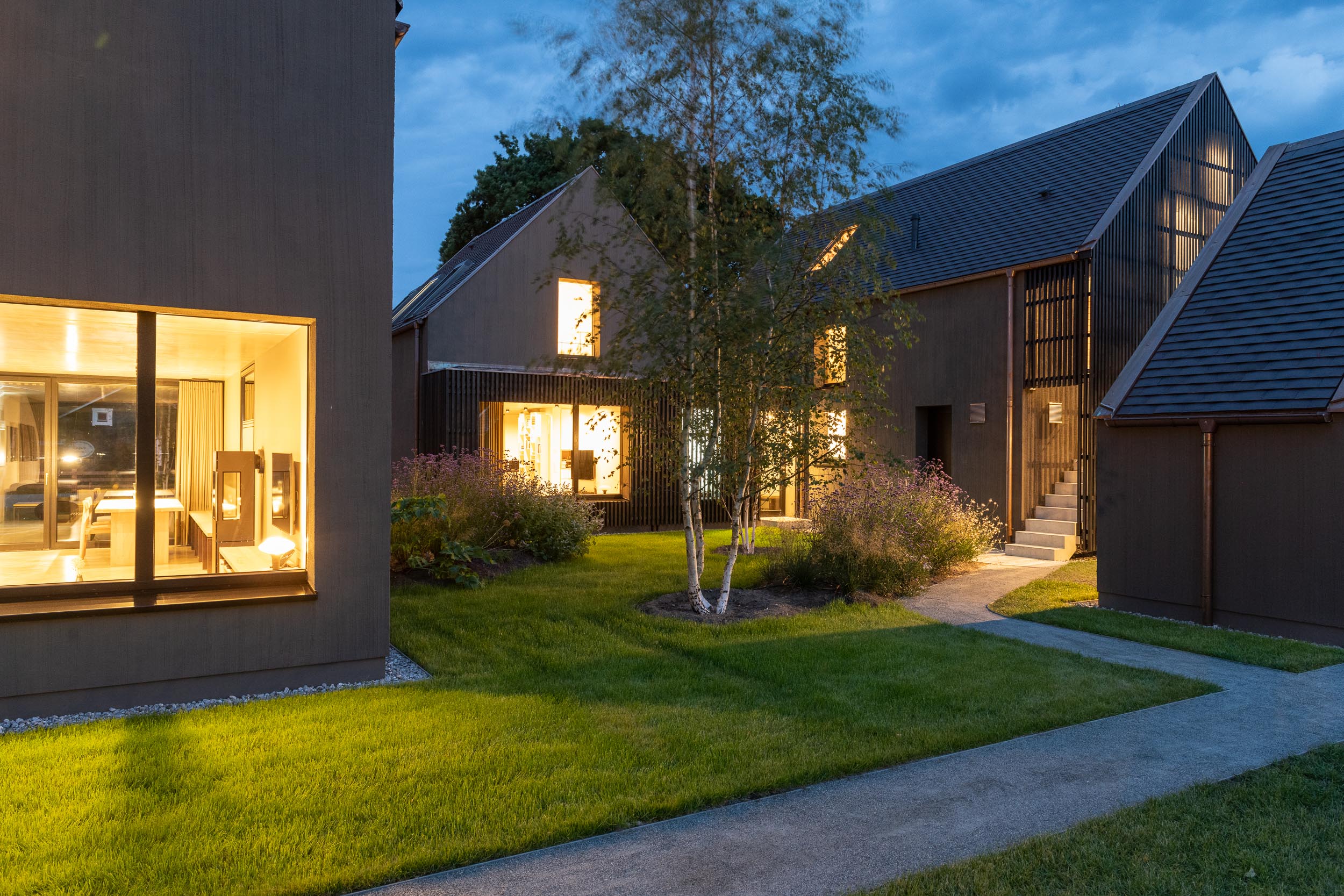 Die Häuser DIE VIER in der blauen Stunde