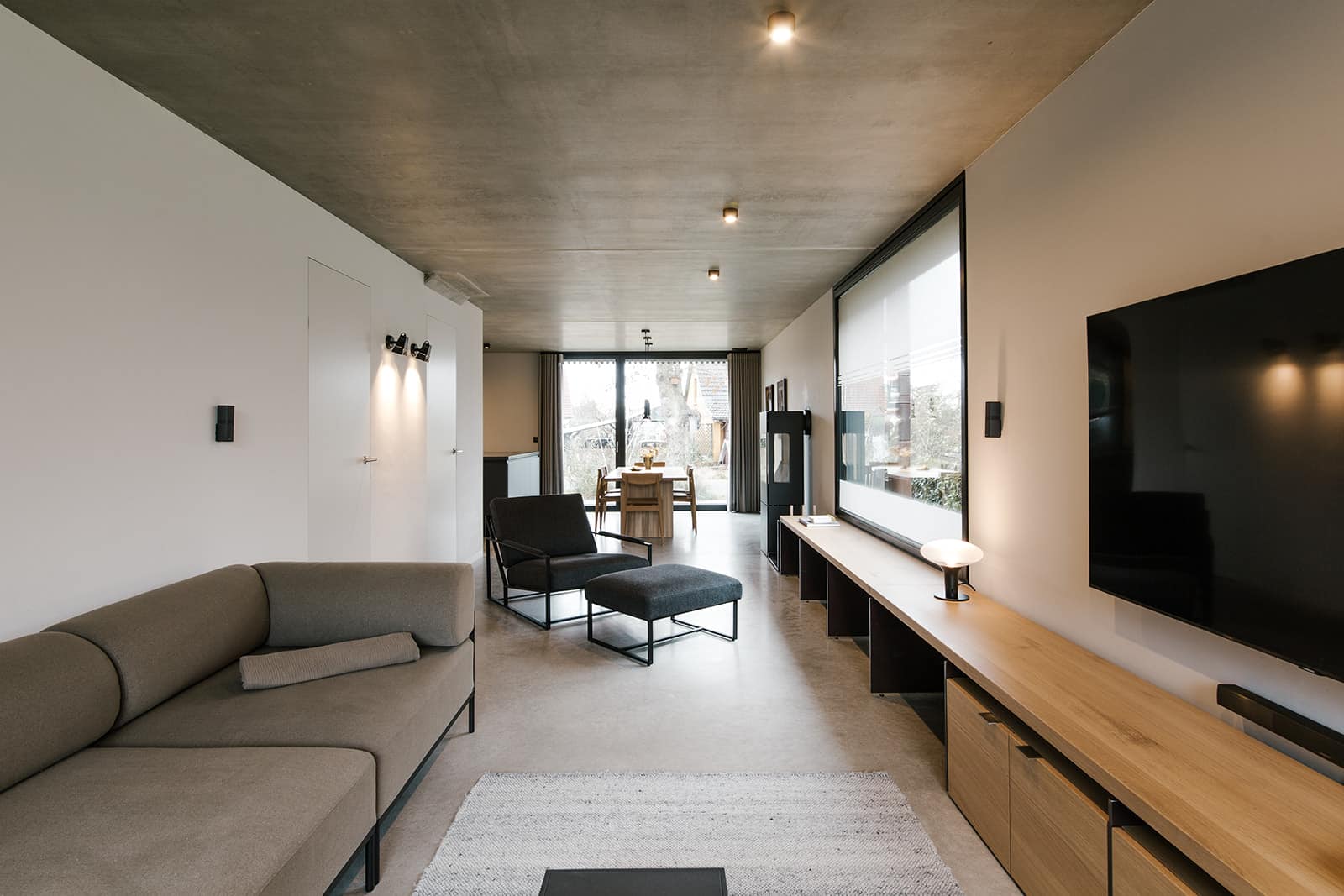 Wohnzimmer mit Sofa und Sessel