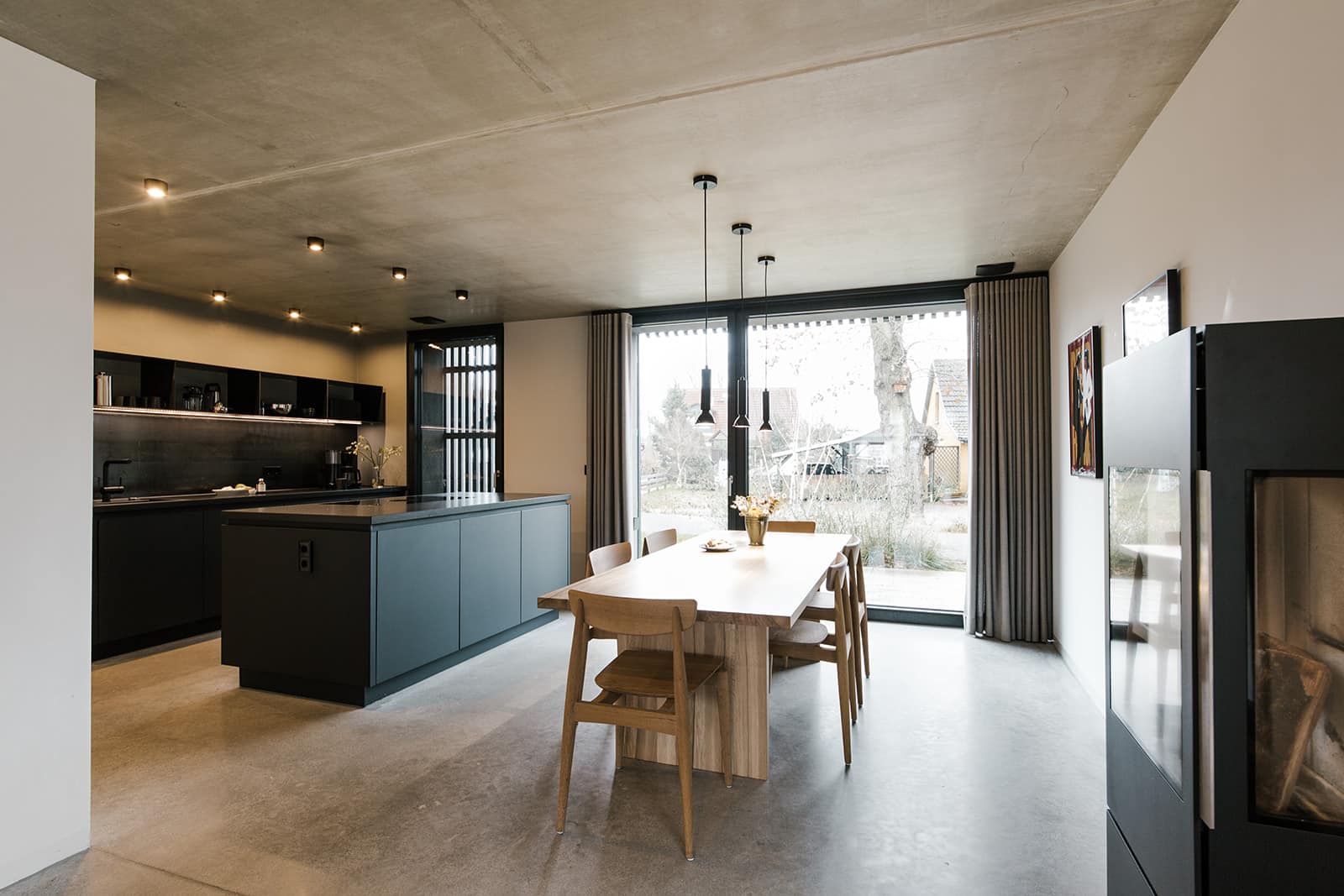 Esstisch und Küchenzeile in Schwarz