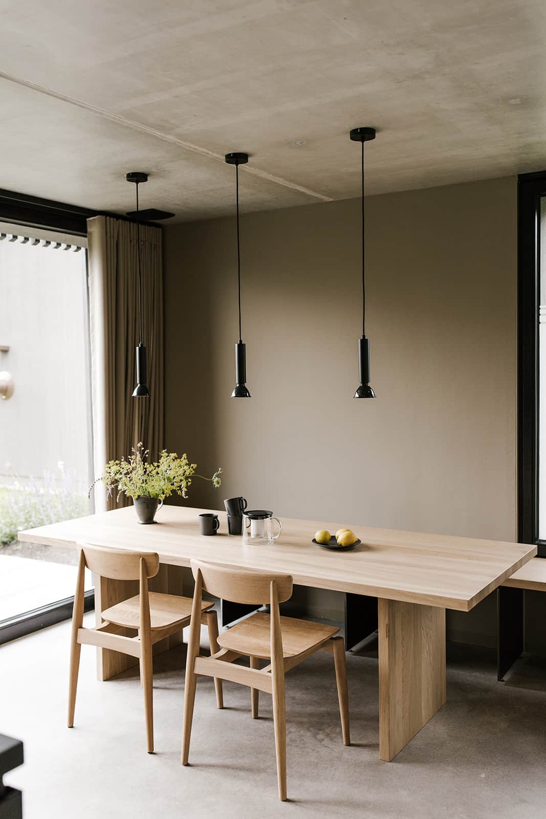 Großer Holzesstisch im Wohnraum