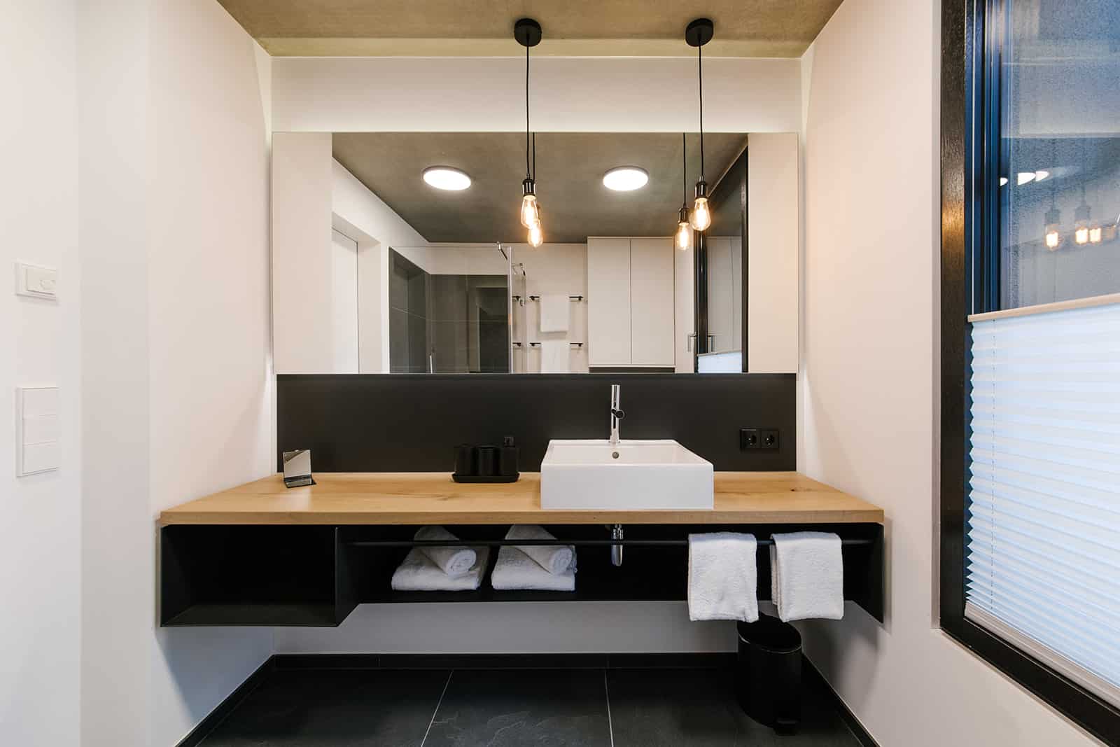 Waschtisch mit Spiegel im Badezimmer