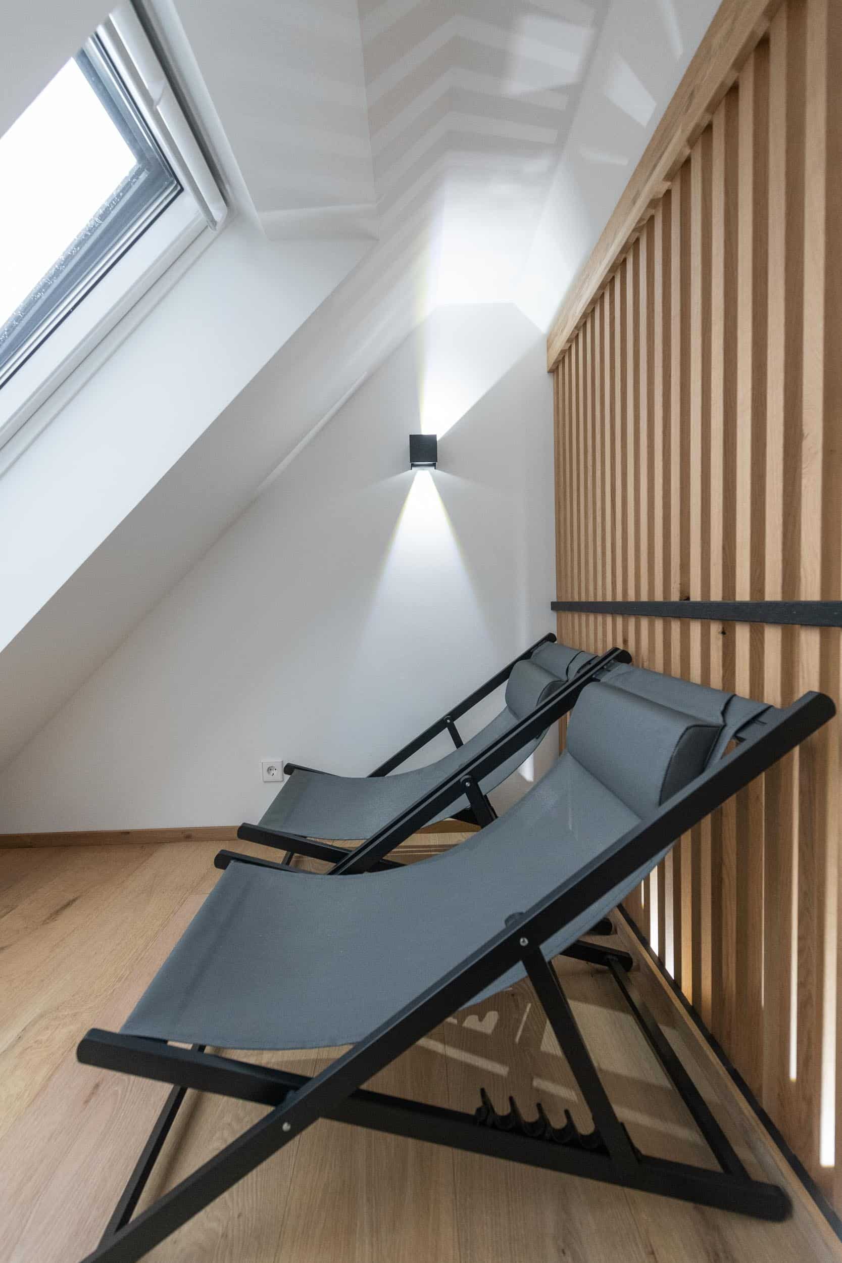 Zwei Liegestühle im Wellnessbereich