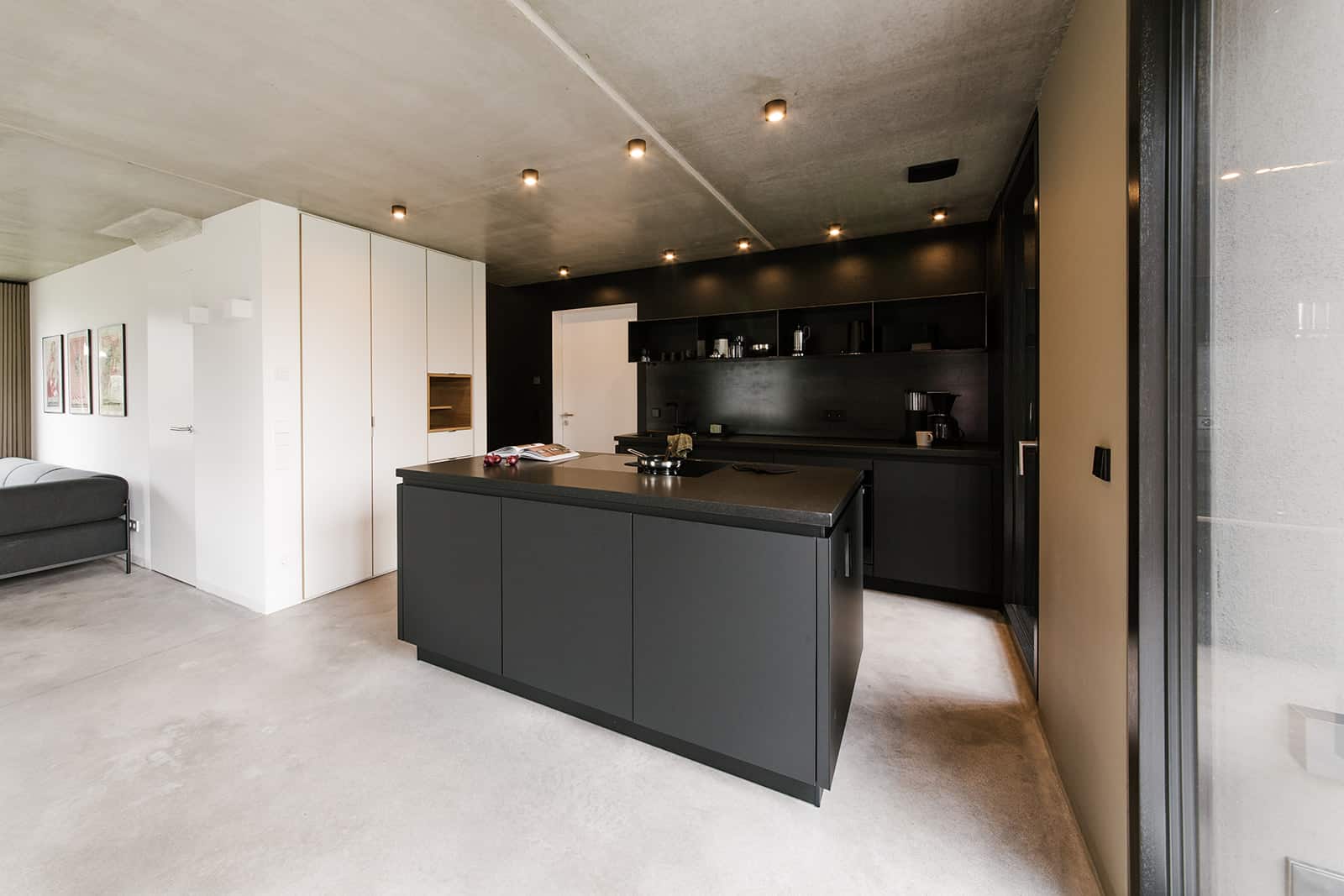 Küchenzeile in dunklem Grau