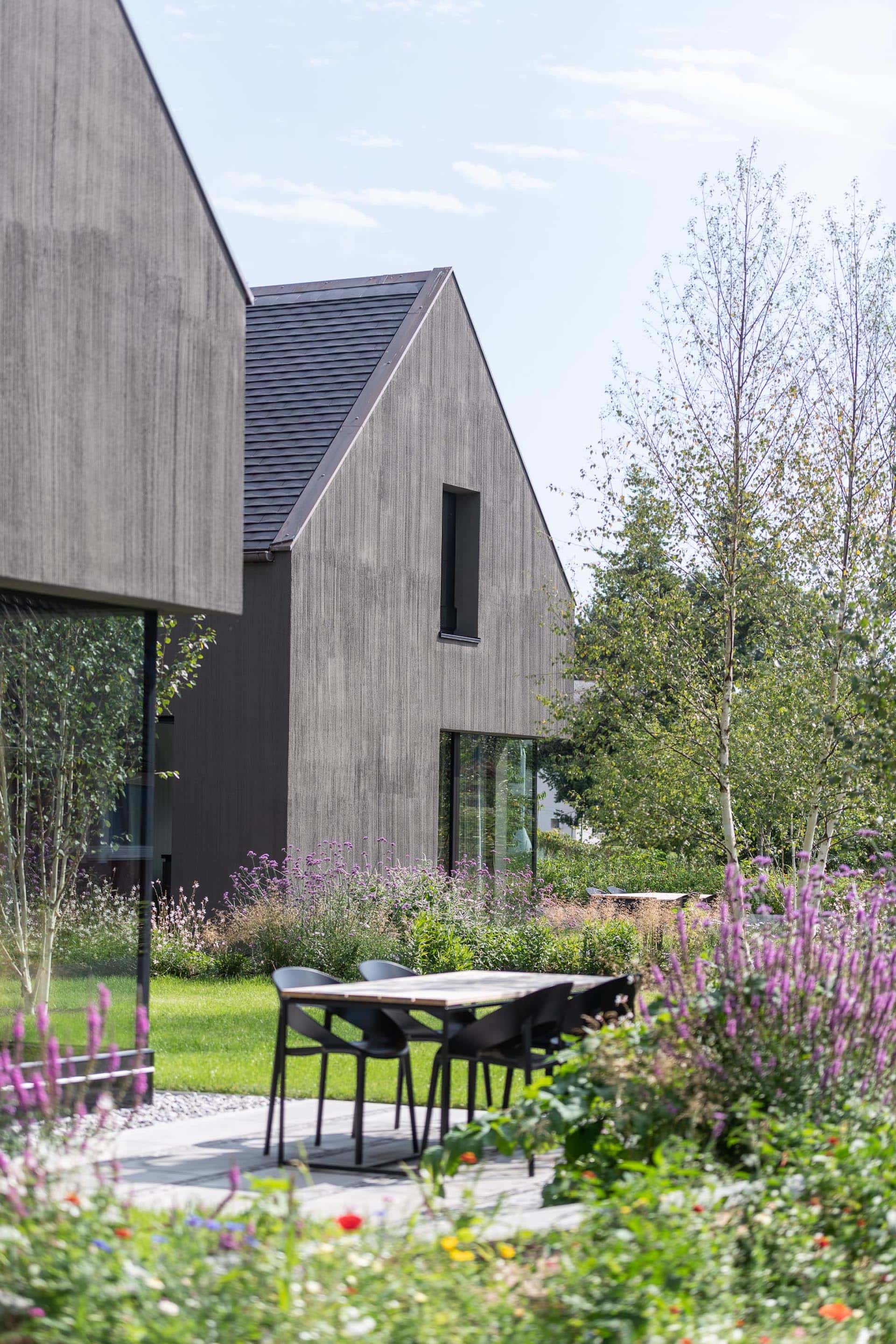 Moderne Fassade zweier Häuser mit Esstisch