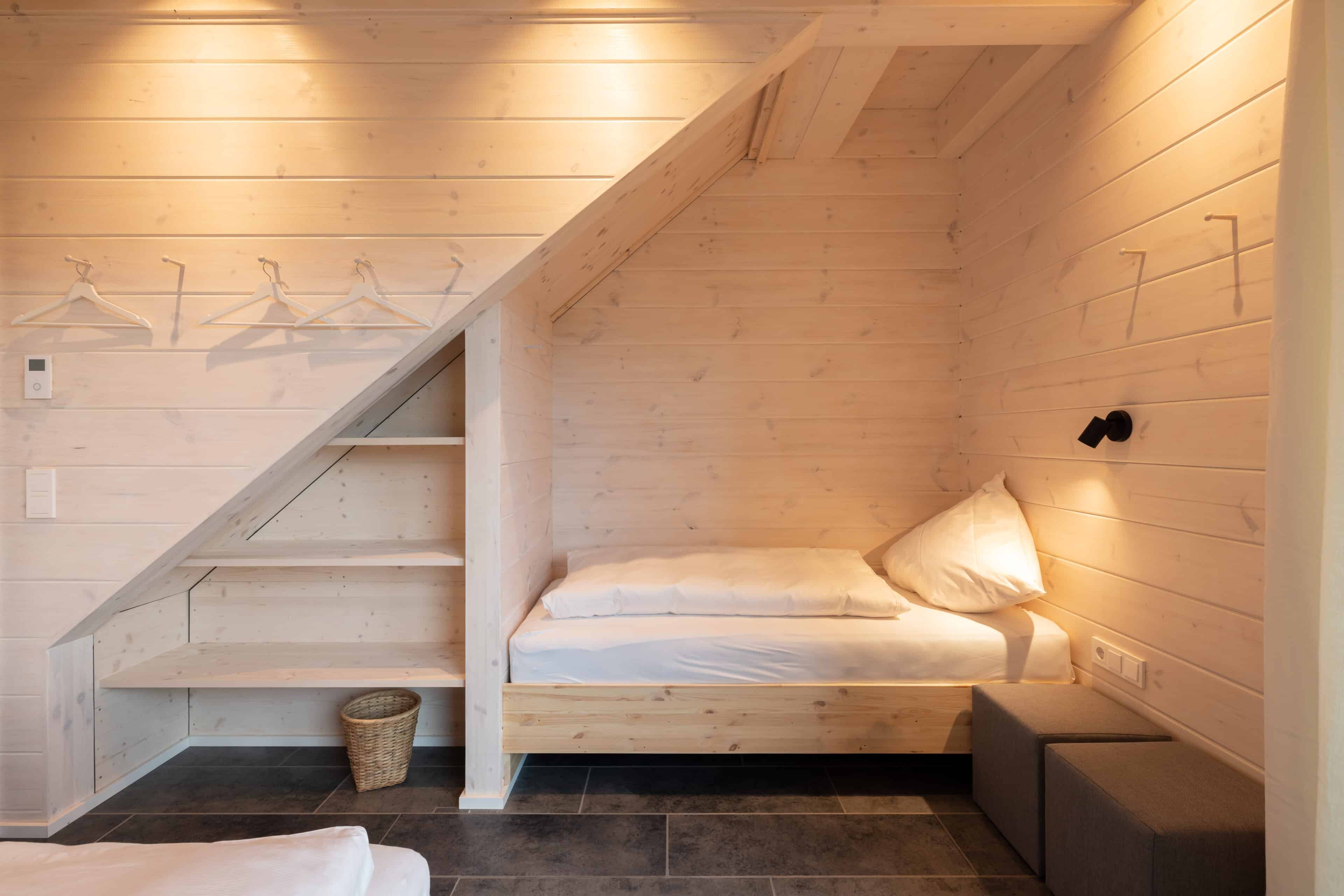 Bettkoje aus Holz im SchwarzwaldDeck