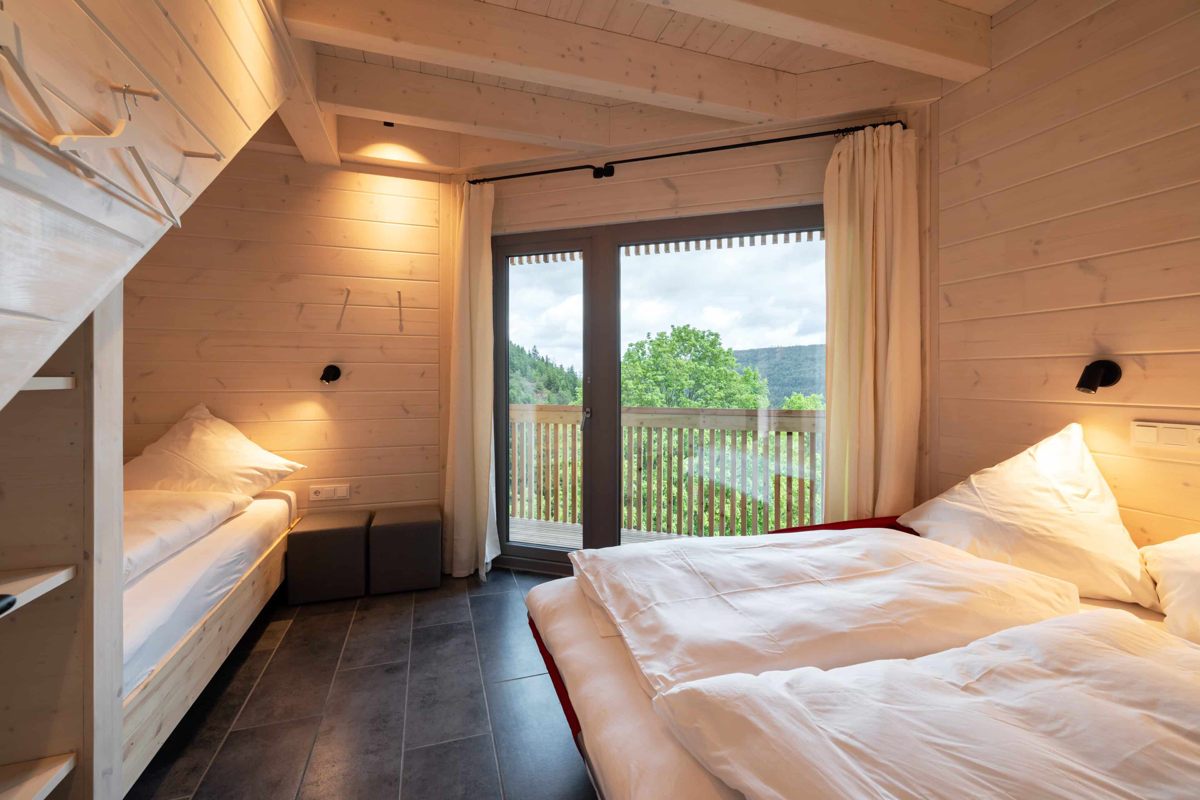 Schlafzimmer mit Doppelbett und Alkoven und Ausblick