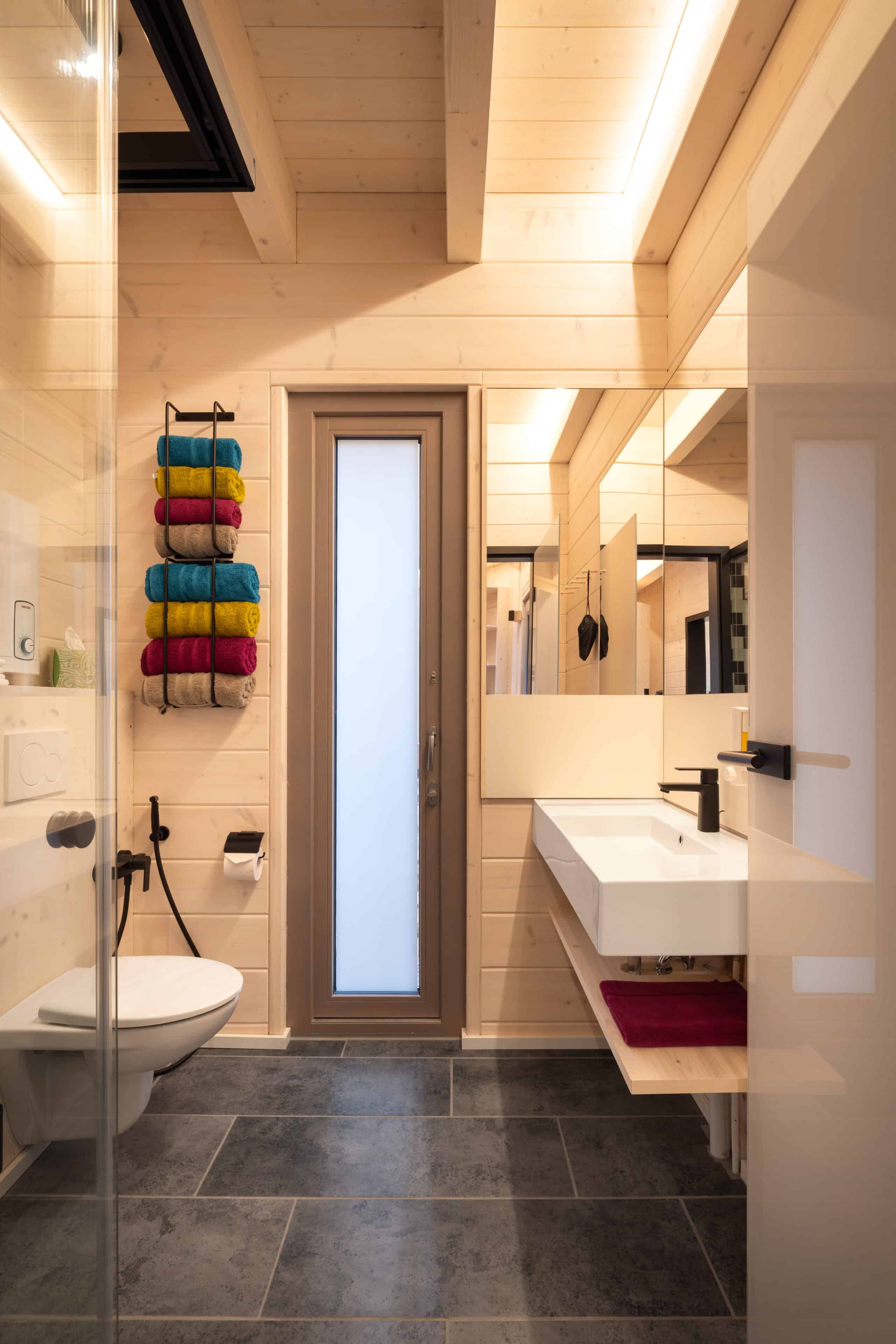 Blick ins Badezimmer mit bunten Handtüchern, SchwarzwaldDeck