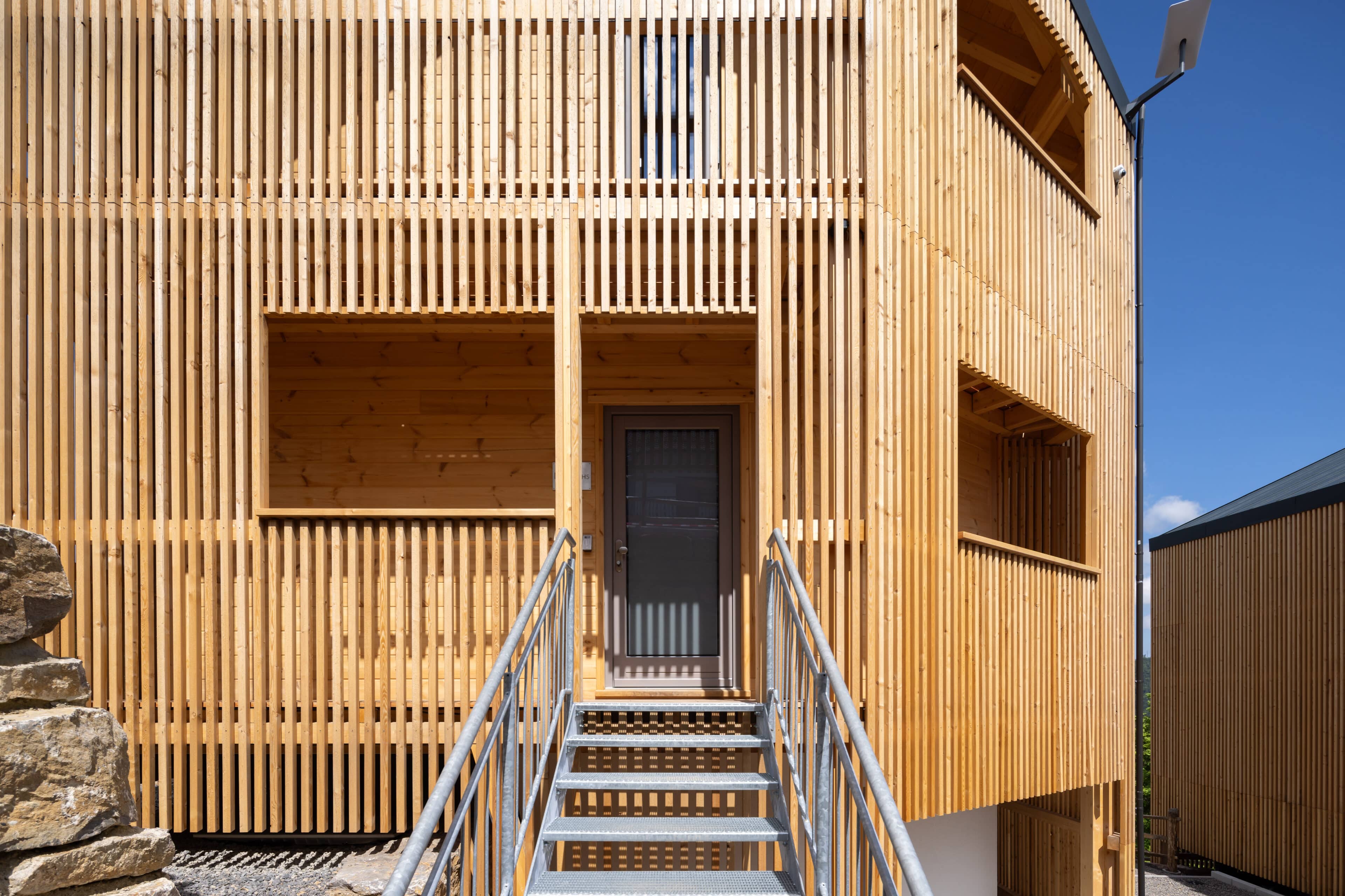 Aufgang zum Schwarzwalddeck mit Holzstrebenfront