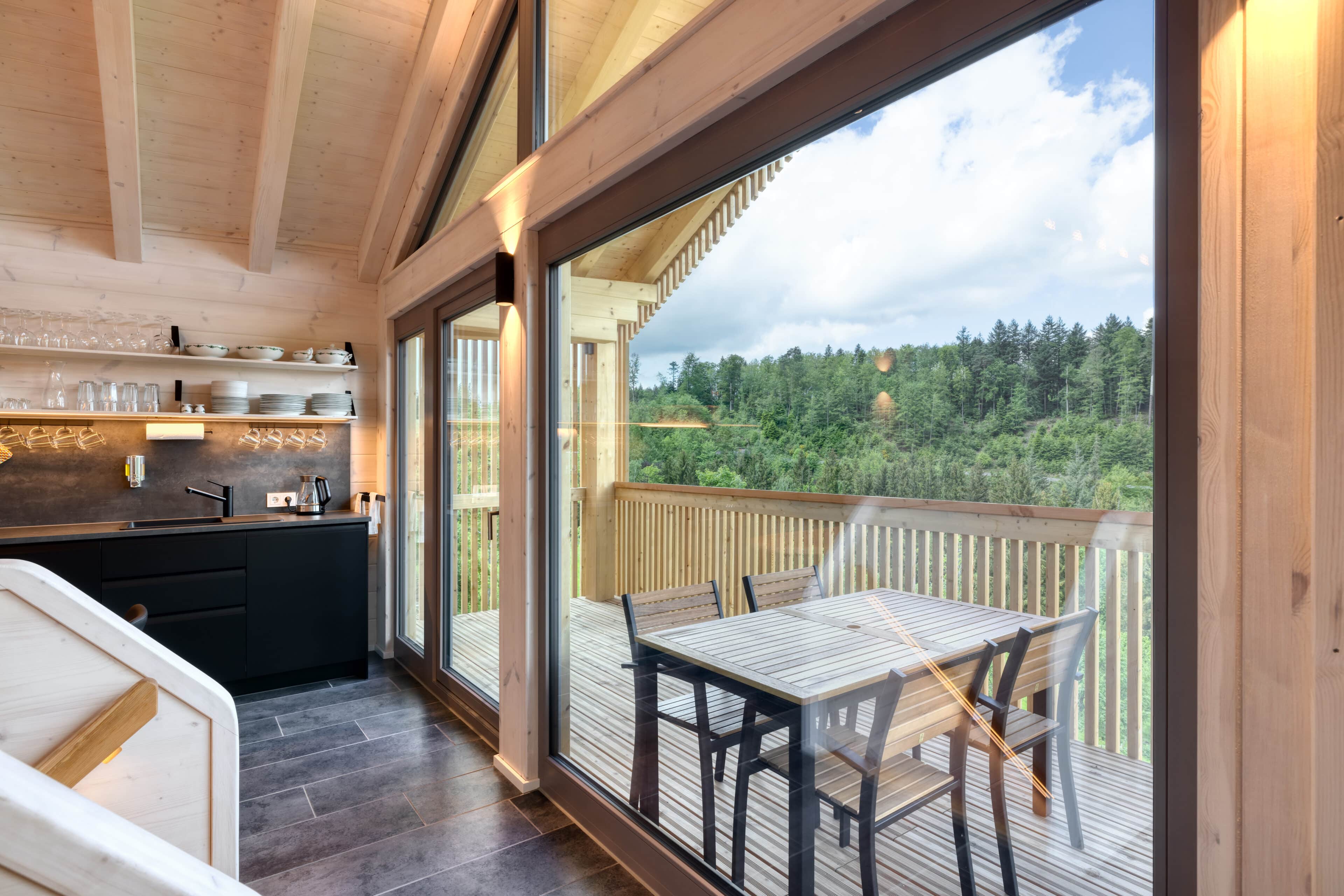 Blick aus der Küche auf den Balkon mit Esstisch, SchwarzwaldDeck