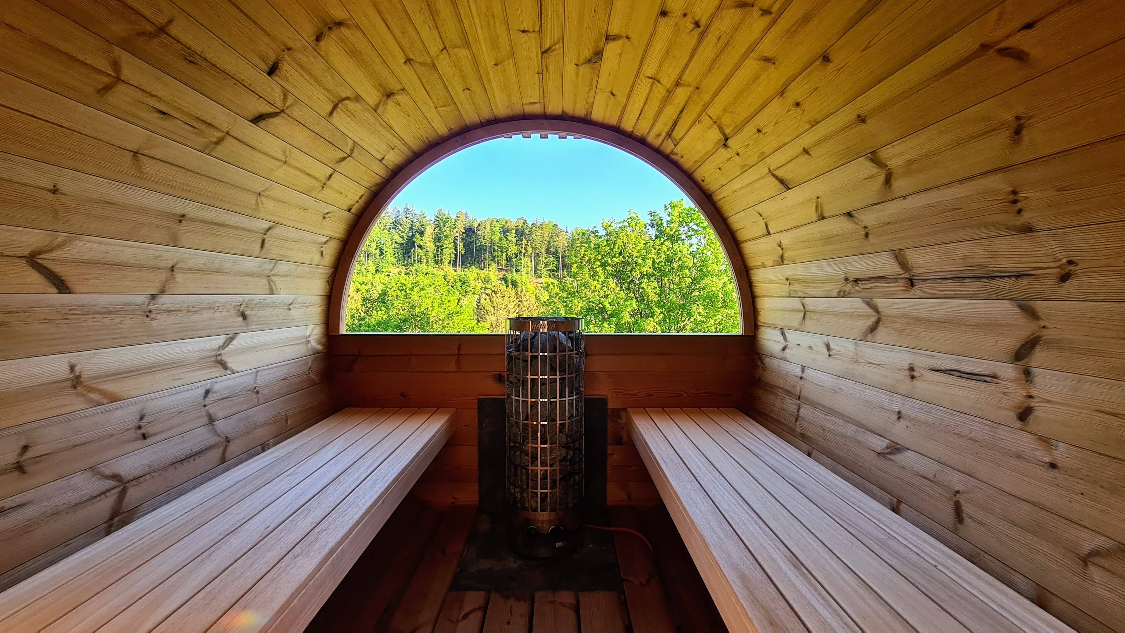 Blick aus der Holzsauna mit Ofen auf die Landschaft, Schwarzwalddeck