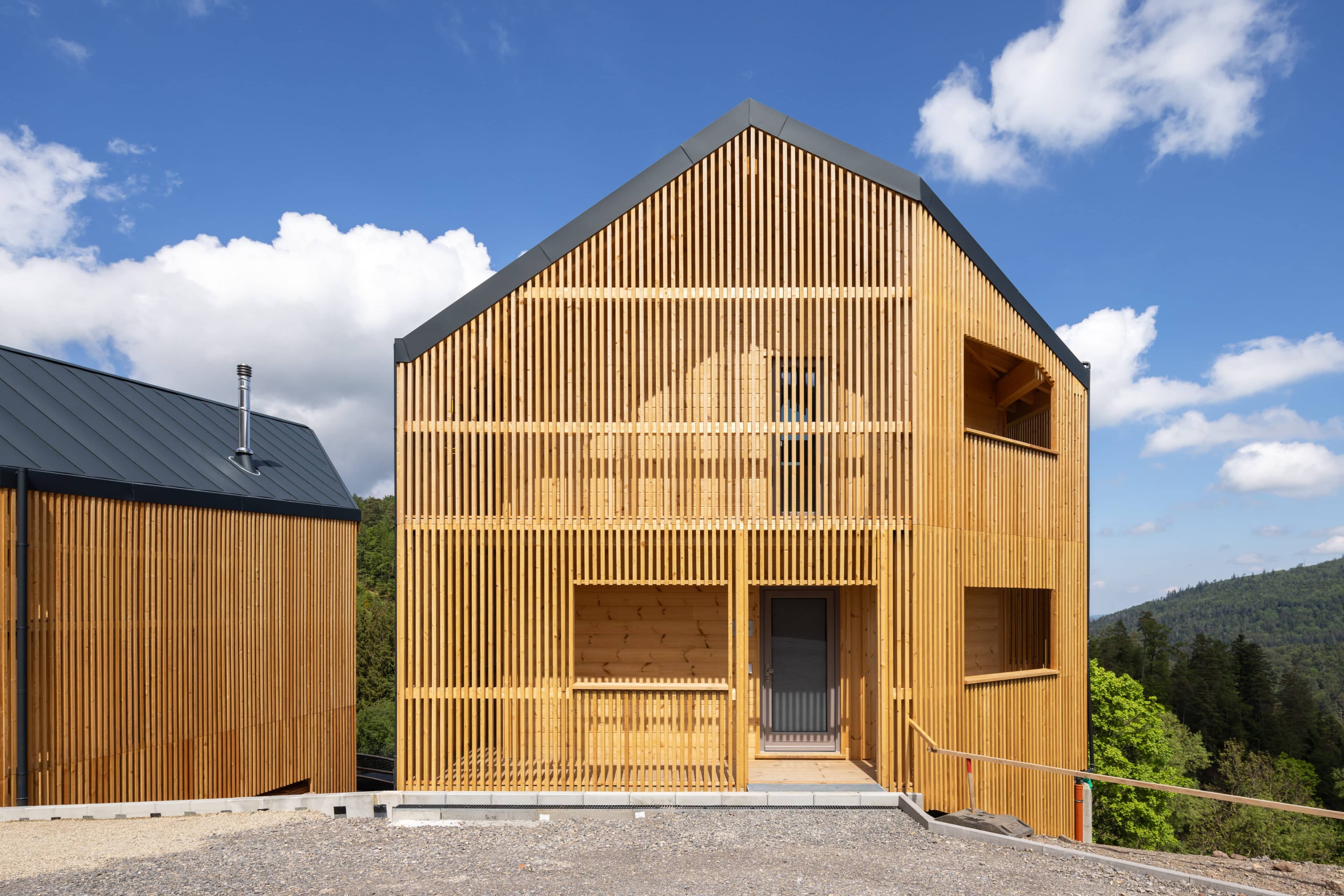 Holzfassade mit Streben des Schwarzwalddecks