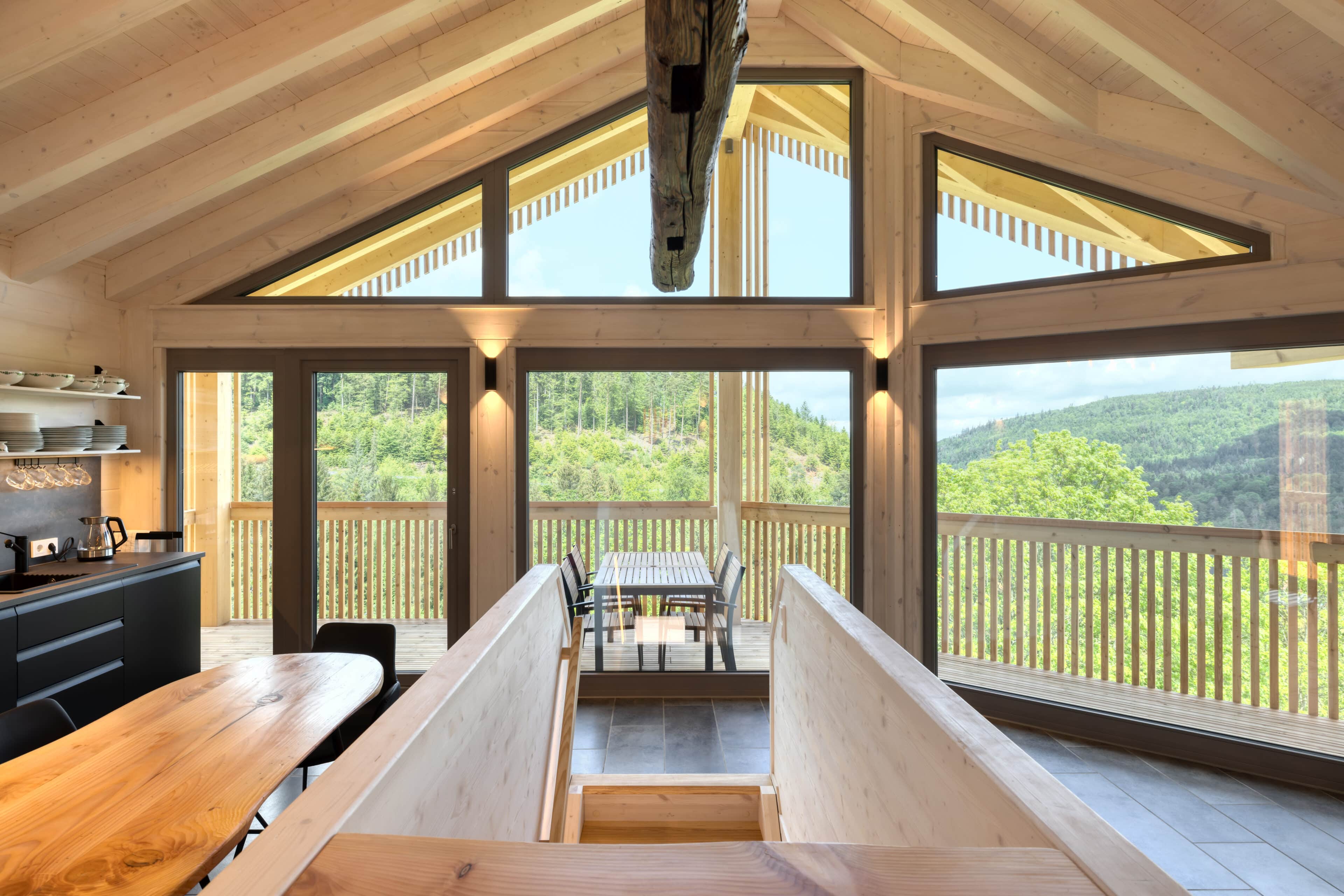 Küche mit Treppe und Ausblick des Schwarzwalddecks