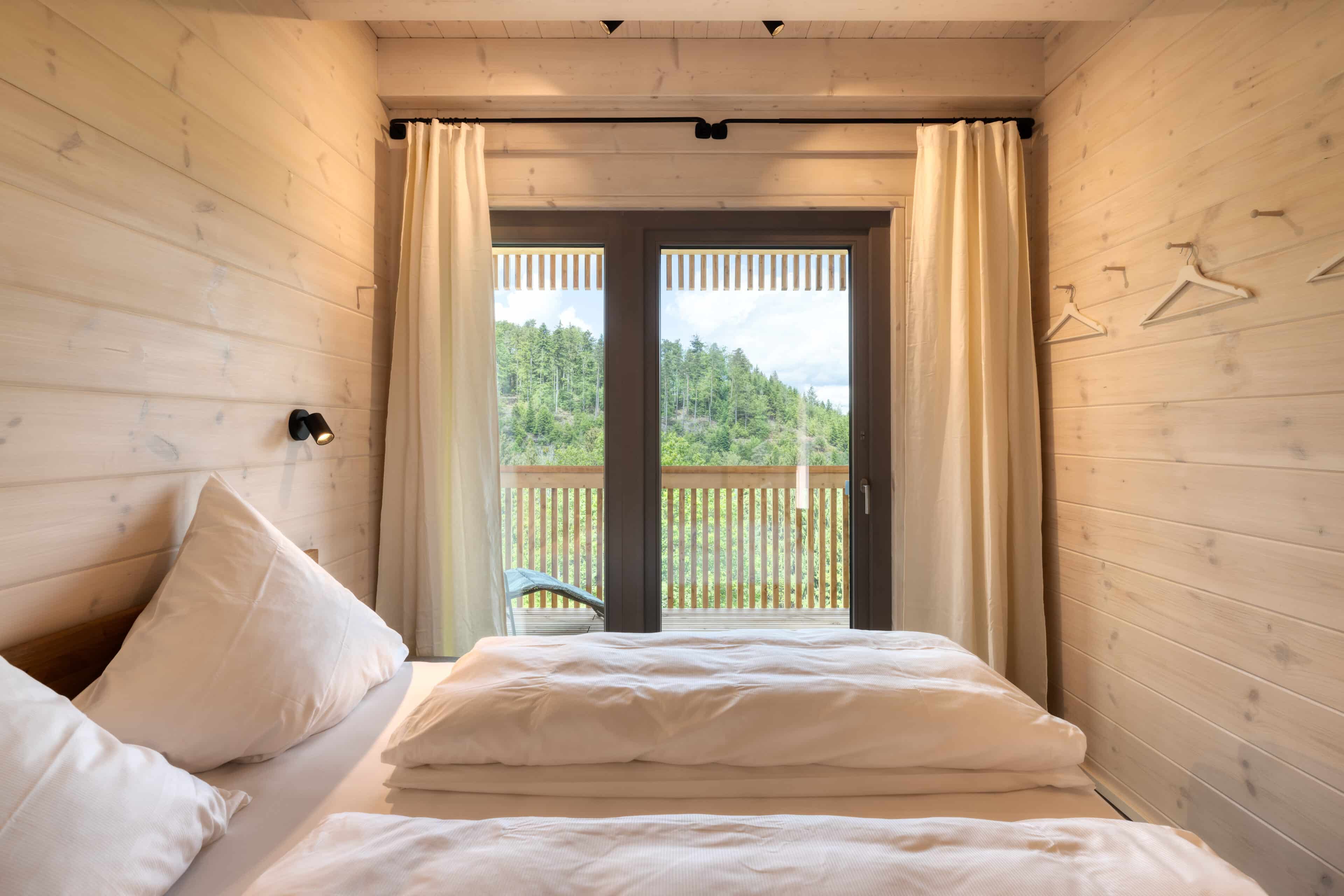 Schlafzimmer mit Ausblick im SchwarzwaldDeck