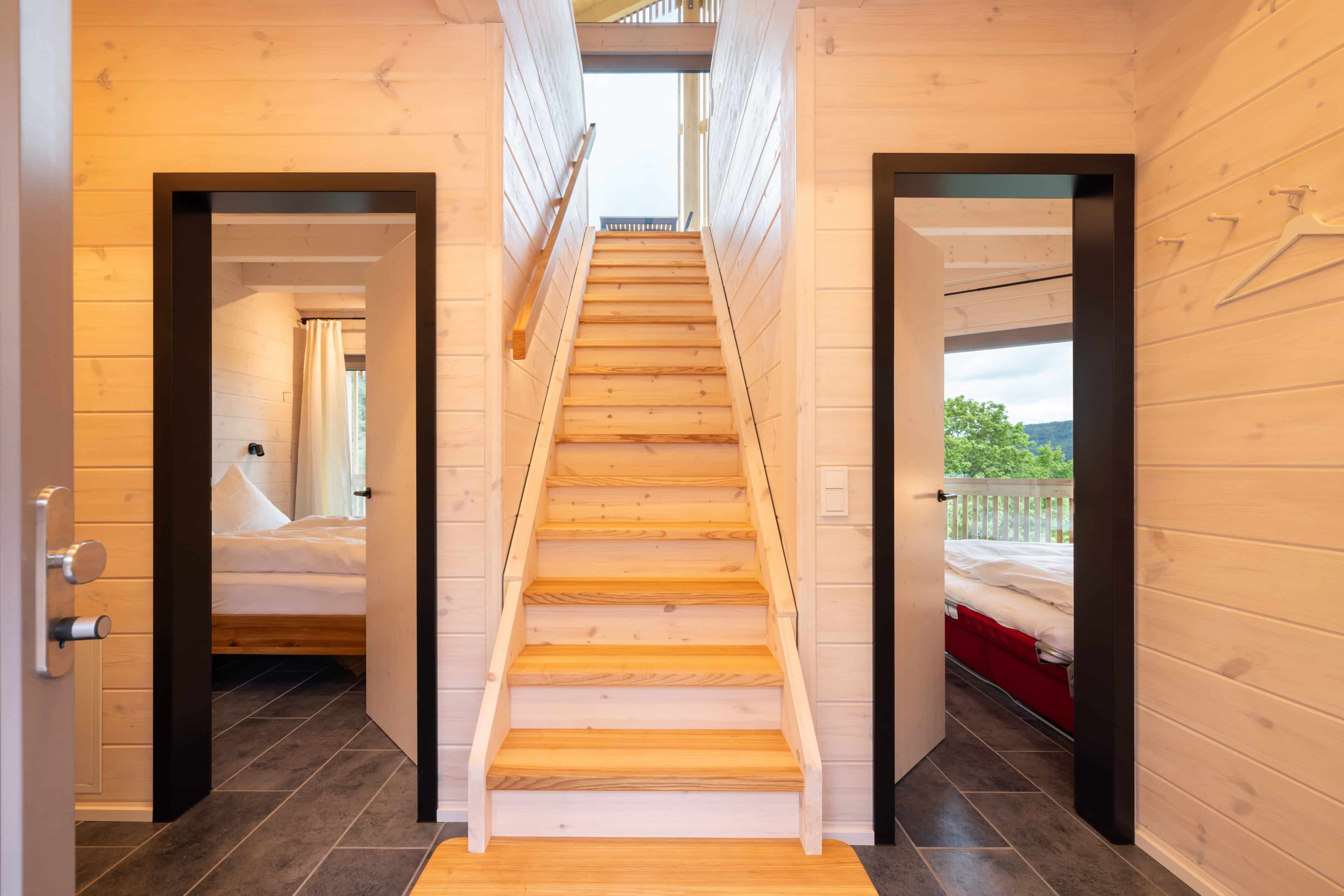 Flur mit Treppe und Eingang zu zwei Schlafzimmern, SchwarzwaldDeck