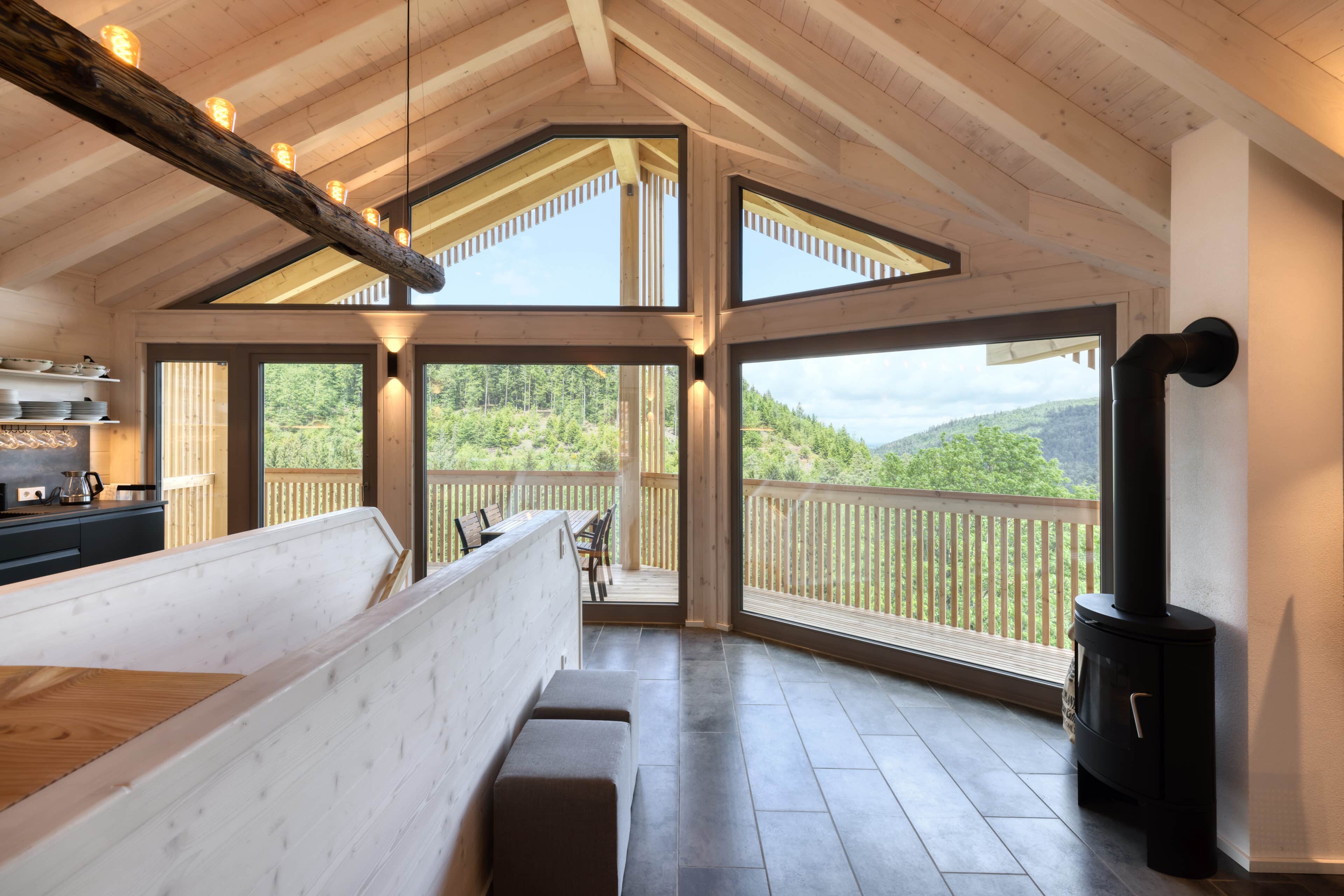 Wohnraum mit Kamin und Ausblick im Schwarzwalddeck