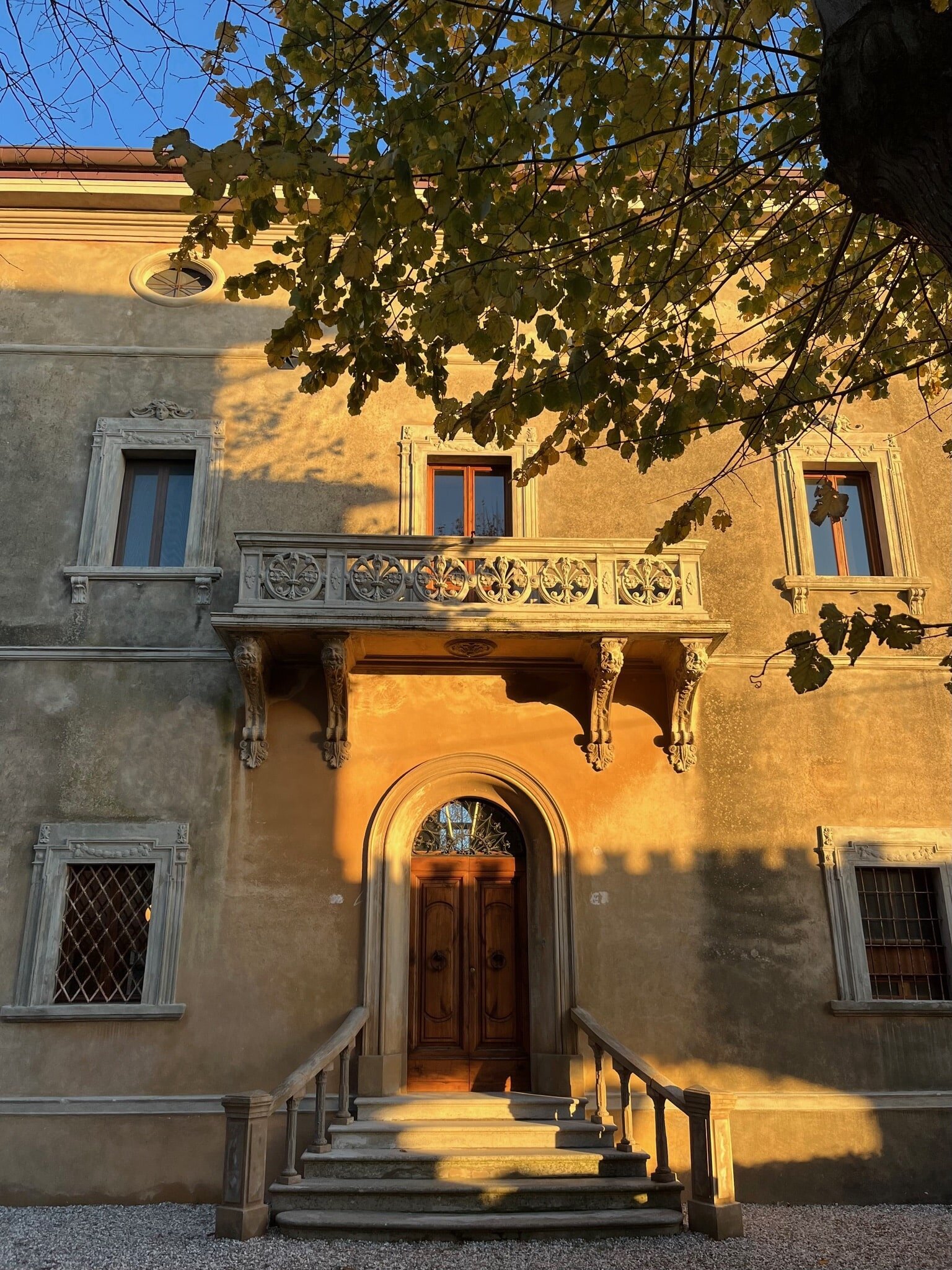 Fassade des Palazzo im Sonnenlicht