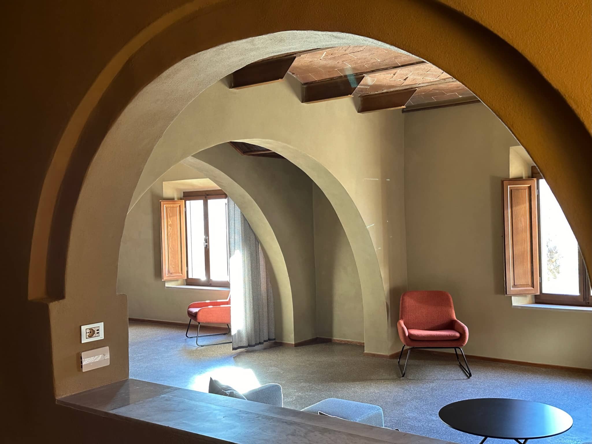 Apartment mit großem Rundbogen