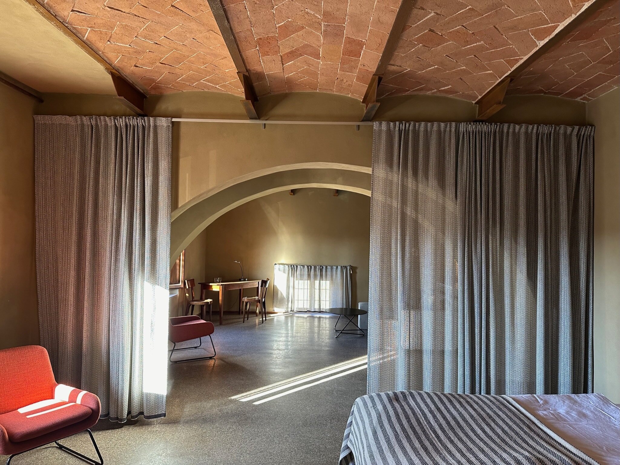 Apartment mit großem Rundbogen