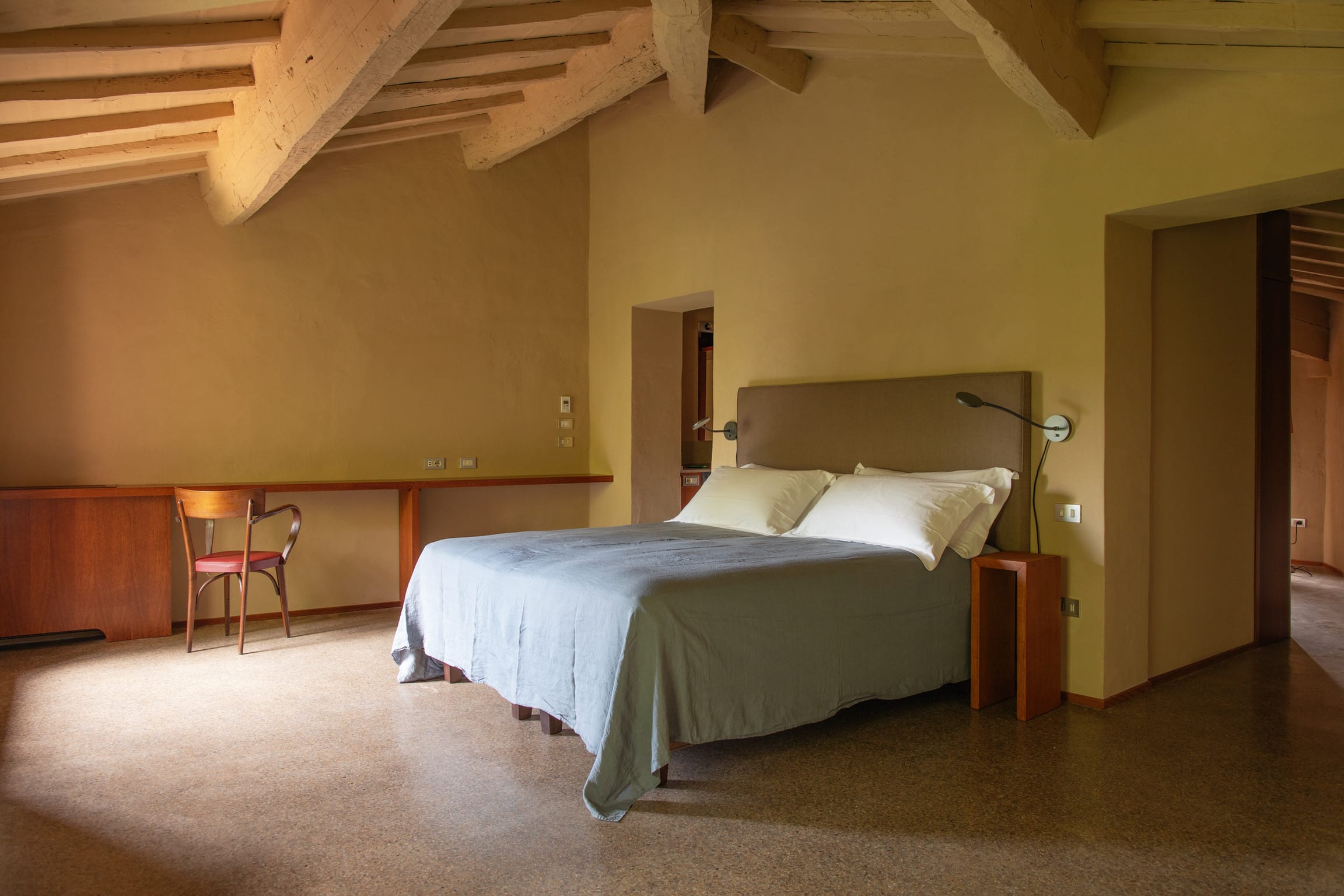 Schlafzimmer mit Doppelbett im Palazzo