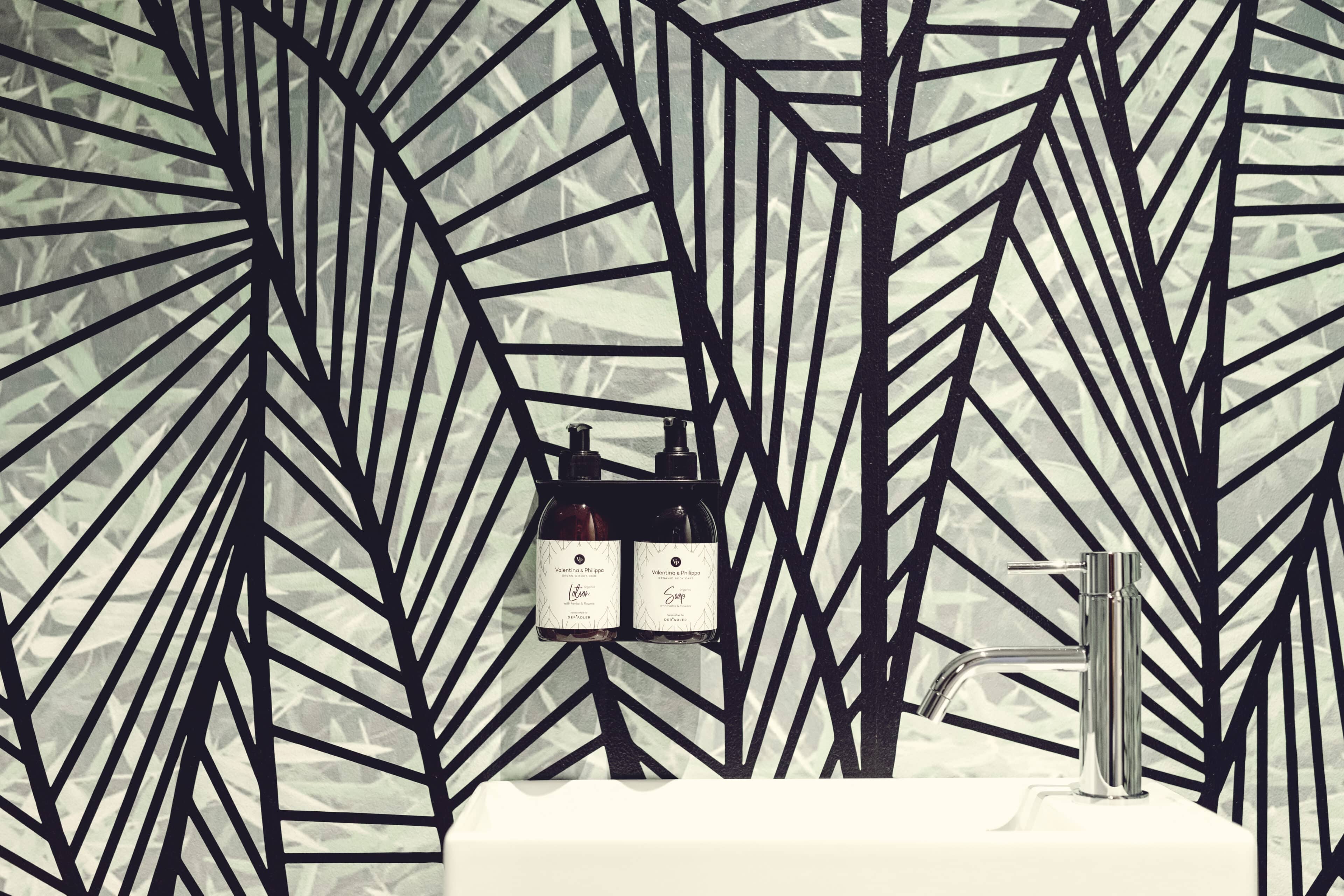 Detail: Bad mit Seifenspendern