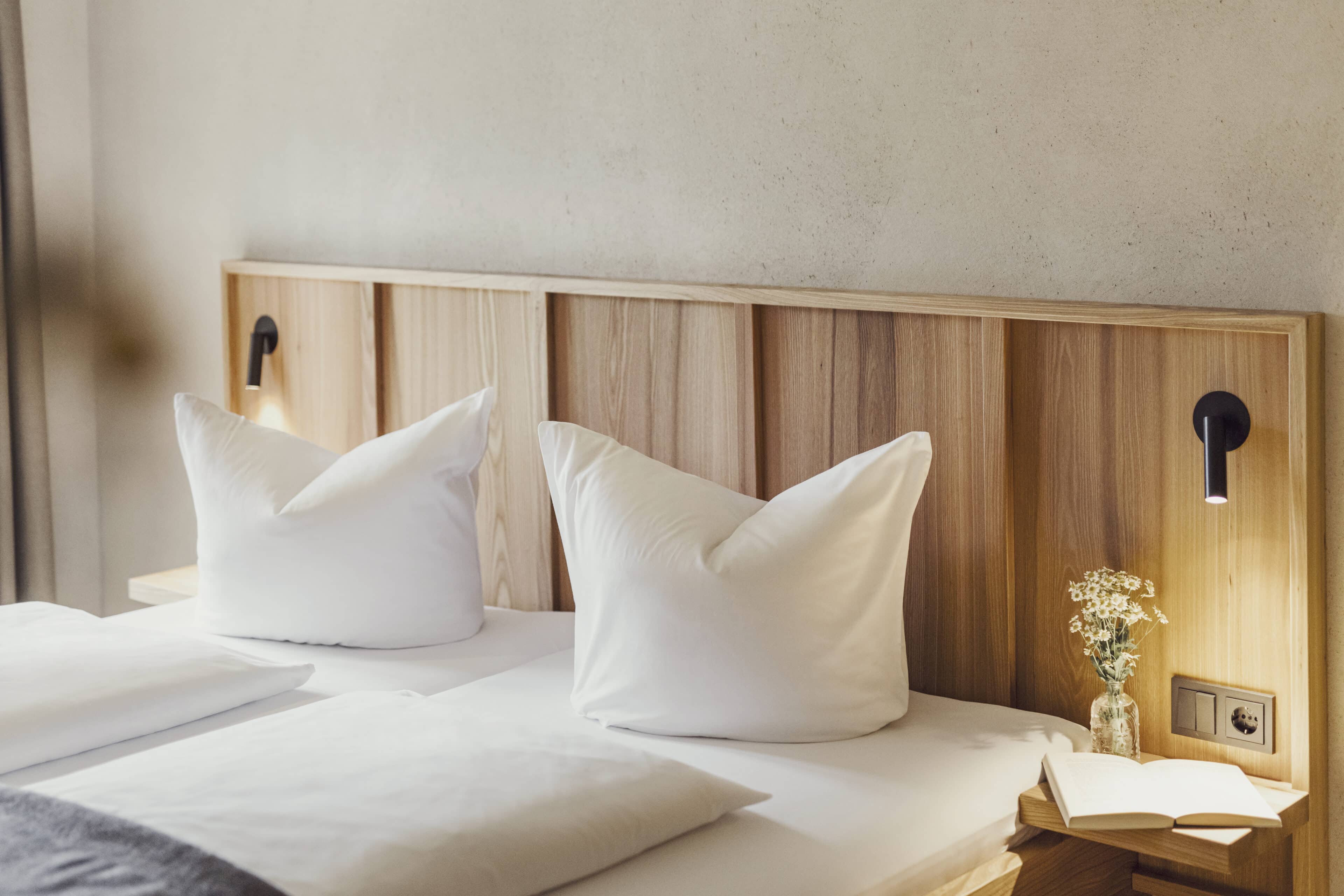 Doppelbett mit zwei weißen Kissen