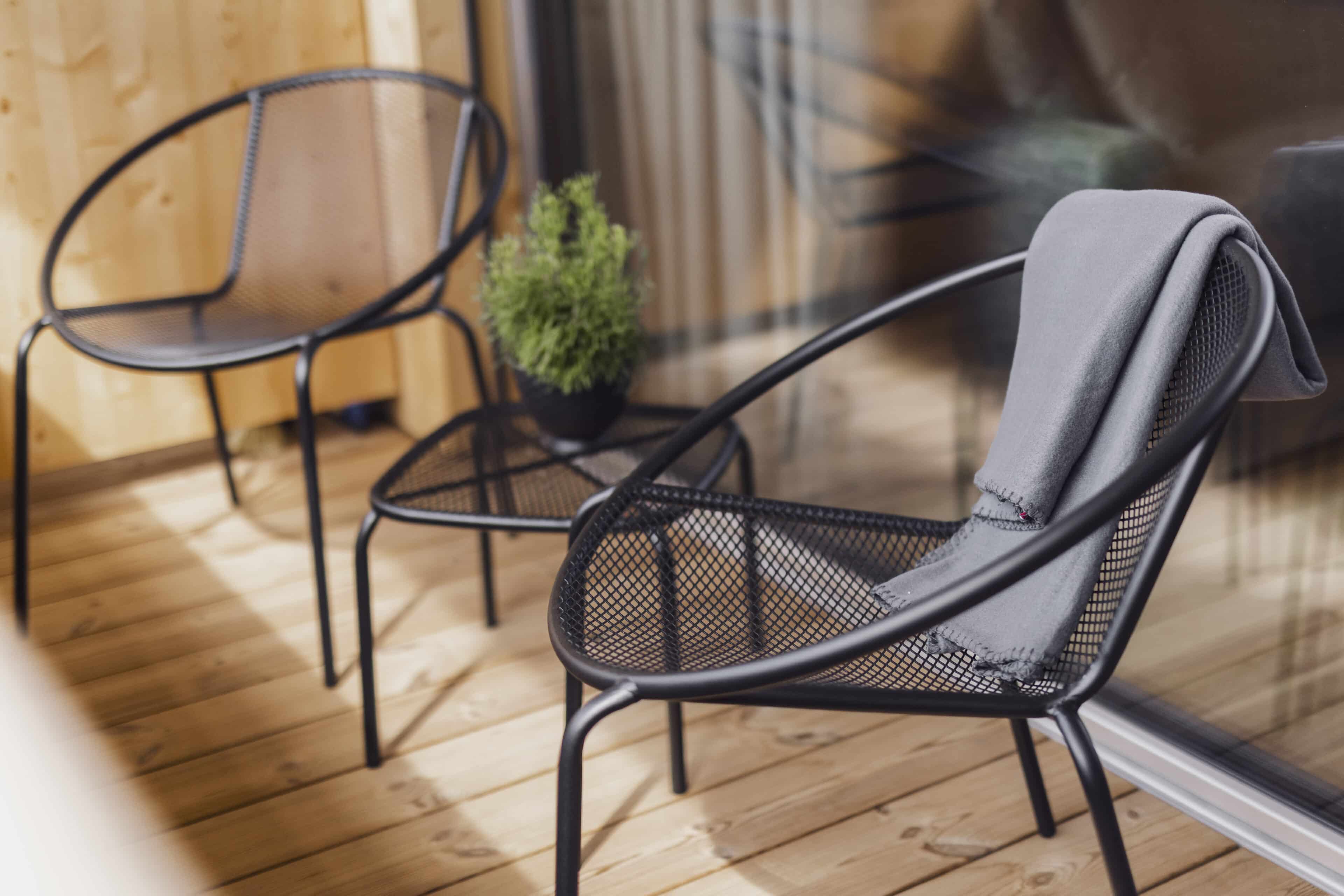 Tisch und Stühle auf dem Balkon