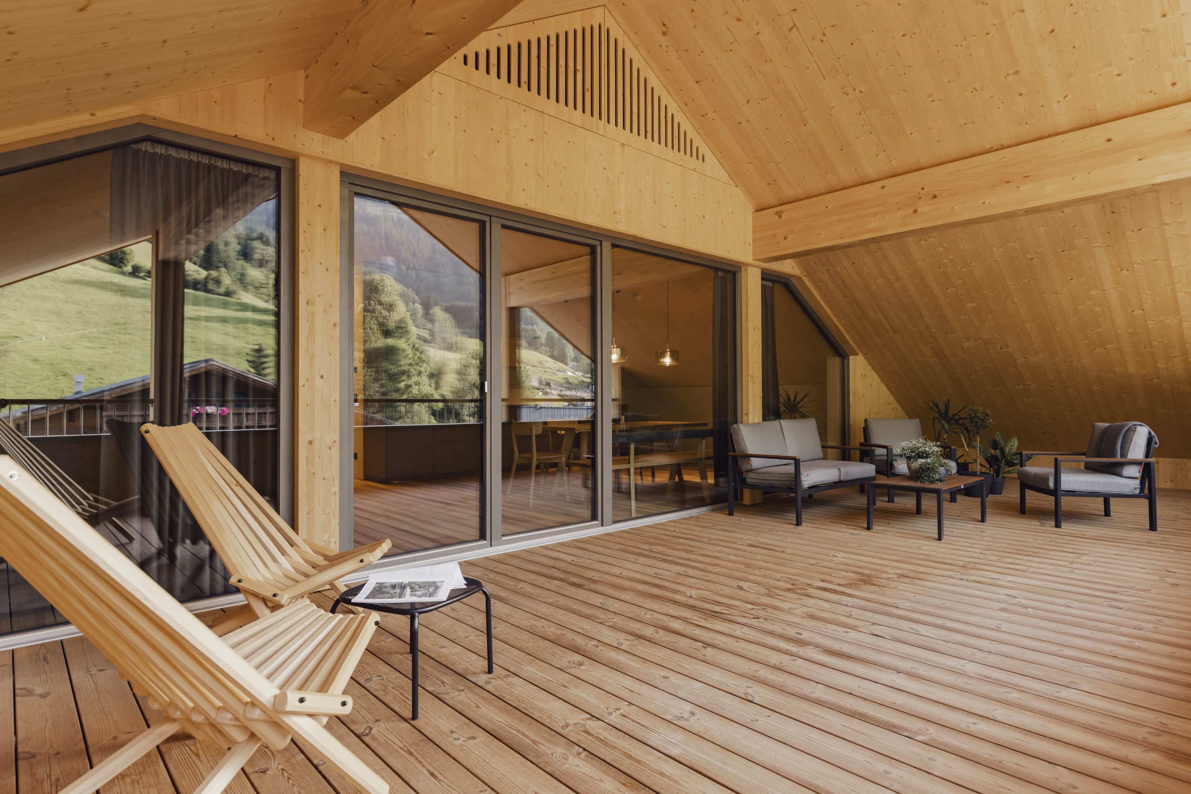 großer überdachter Balkon mit zwei Sitzplätzen